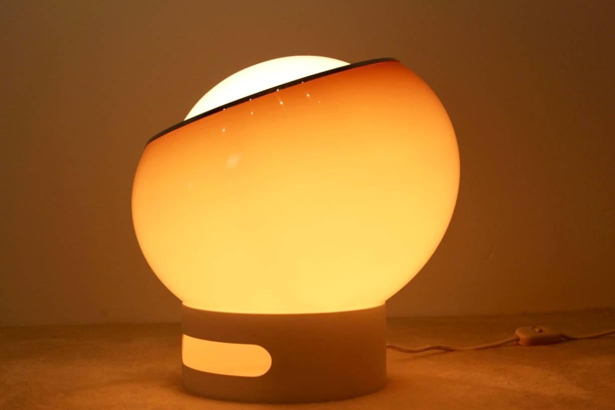 This beautiful and rare ‘Clan’ table lamp is another of Studio 6G and Guzzini’s great designs. The ‘Clan’ is a member of the family of lamps that includes the Bud pendant hanging lamp in two sizes, the Bud ceiling lamp, the flash floor lamp and the