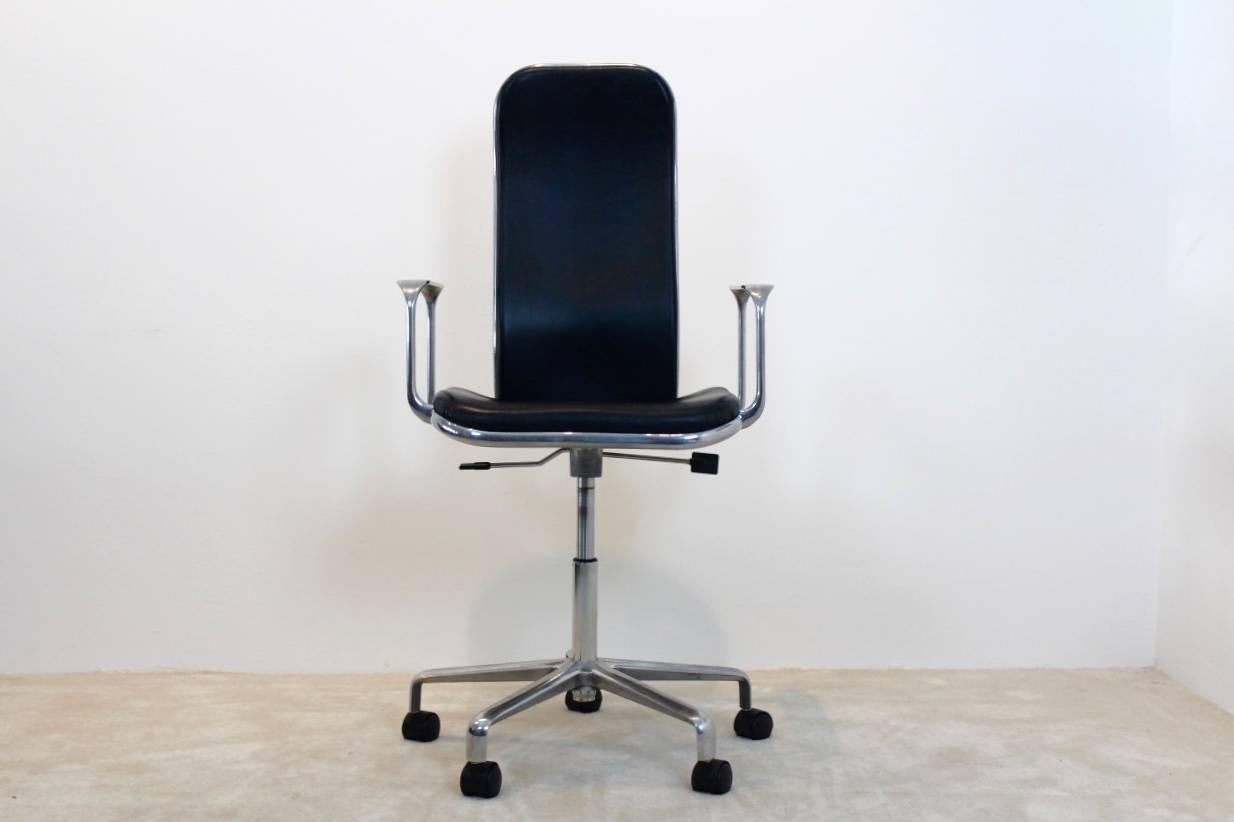 The high back Supporto chair, winner of many awards, in 1991 the International Federation of Architects voted the Supporto chair 