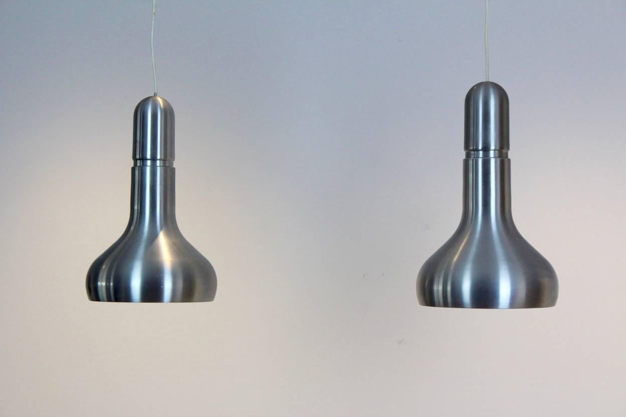 Très rares lampes suspendues modernes danoises du milieu du siècle en aluminium. Look très sophistiqué lorsqu'il est éteint, très beau lorsqu'il est allumé. Une lampe a quelques petites traces d'utilisation sur un site. Très difficile de trouver
