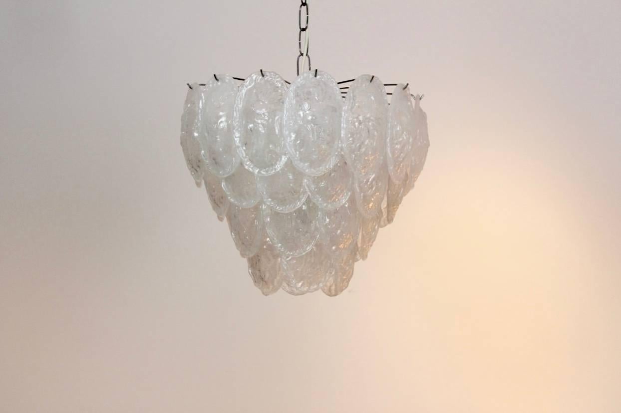 Sublime Murano Frosted Glass Leaves Chandelier by A.V. Mazzega, Italy, 1970s In Good Condition For Sale In Voorburg, NL