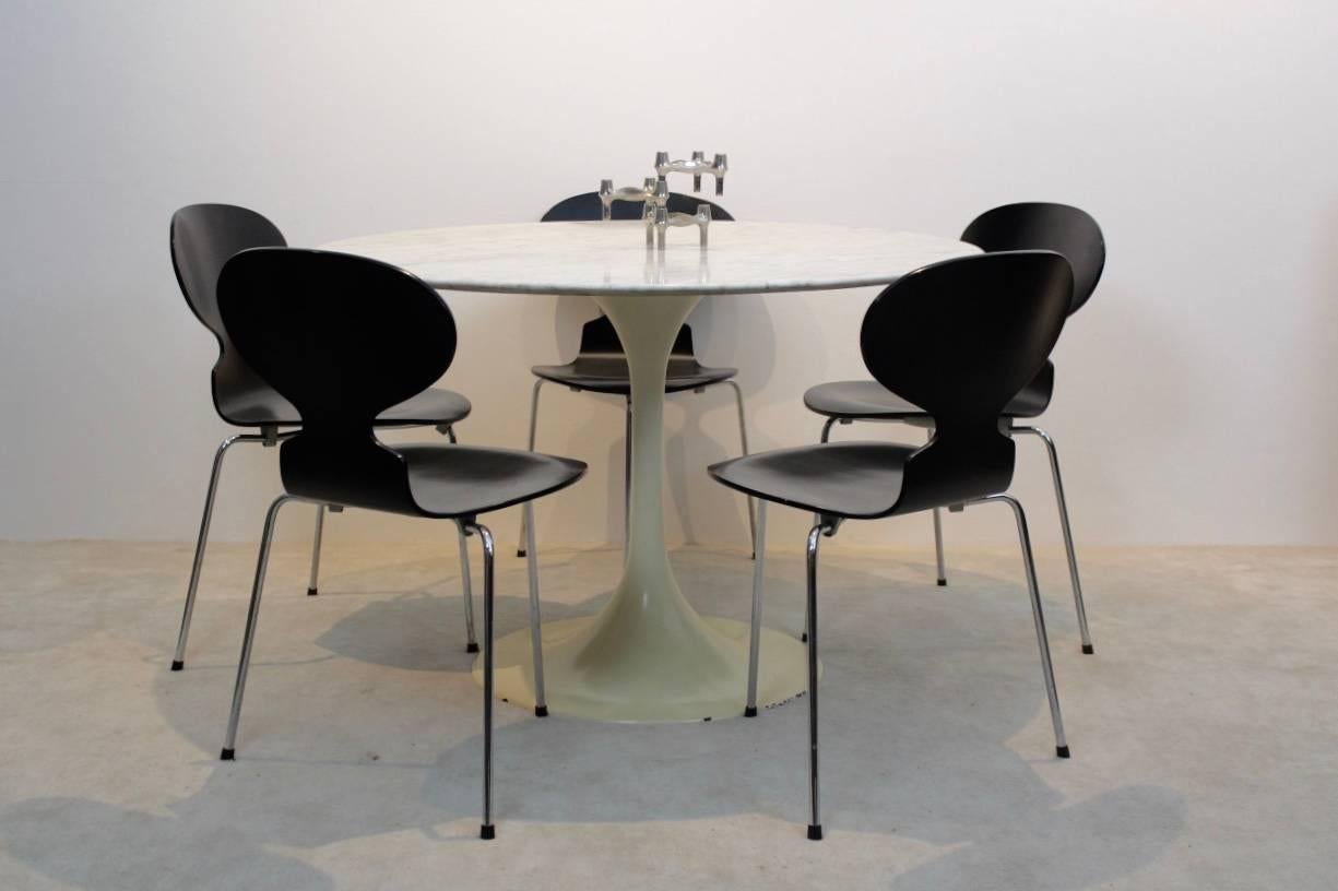 Sophisticated tulip dining table with marble top by Finnish designer Eero Saarinen for Knoll International, 1960s. The top of the table is made of Carrara marble. In original condition, comes from 1st owner. Stylish and in good original condition.