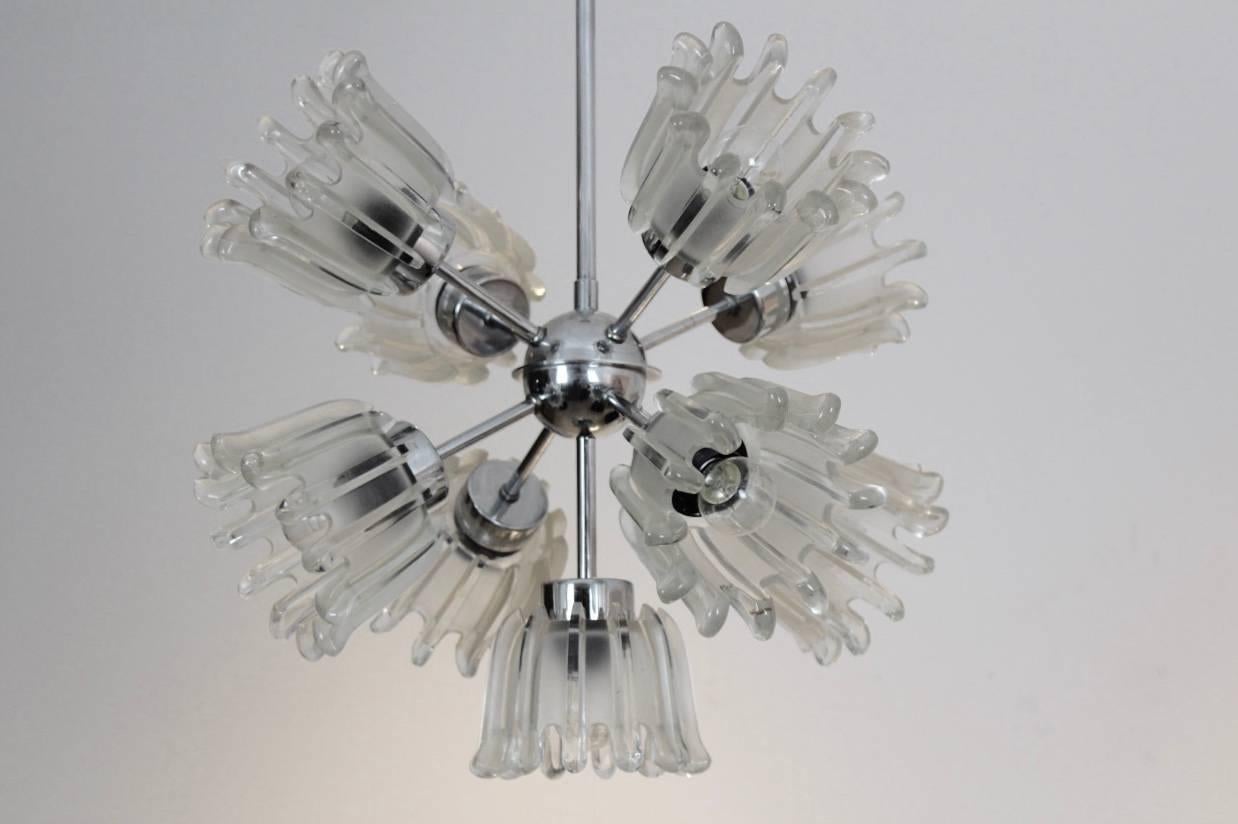 Ce lustre chromé sophistiqué des années 1960 est fabriqué par Doria Leuchten en Allemagne. Il a un look classique avec une belle structure géométrique : il est pur, simple et il donne une belle lumière avec neuf ampoules tulipe en verre dépoli très