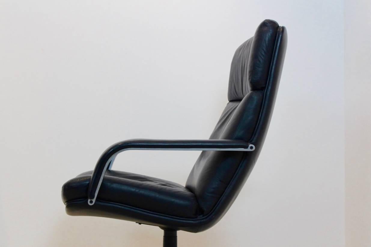 Chaise de salon unique et originale Artifort F141 Swivel, conçue par Geoffrey Harcourt, milieu des années 1970. En superbe revêtement en cuir noir, avec base pivotante noire assortie. La sellerie est d'origine et en très bon état. La chaise est très