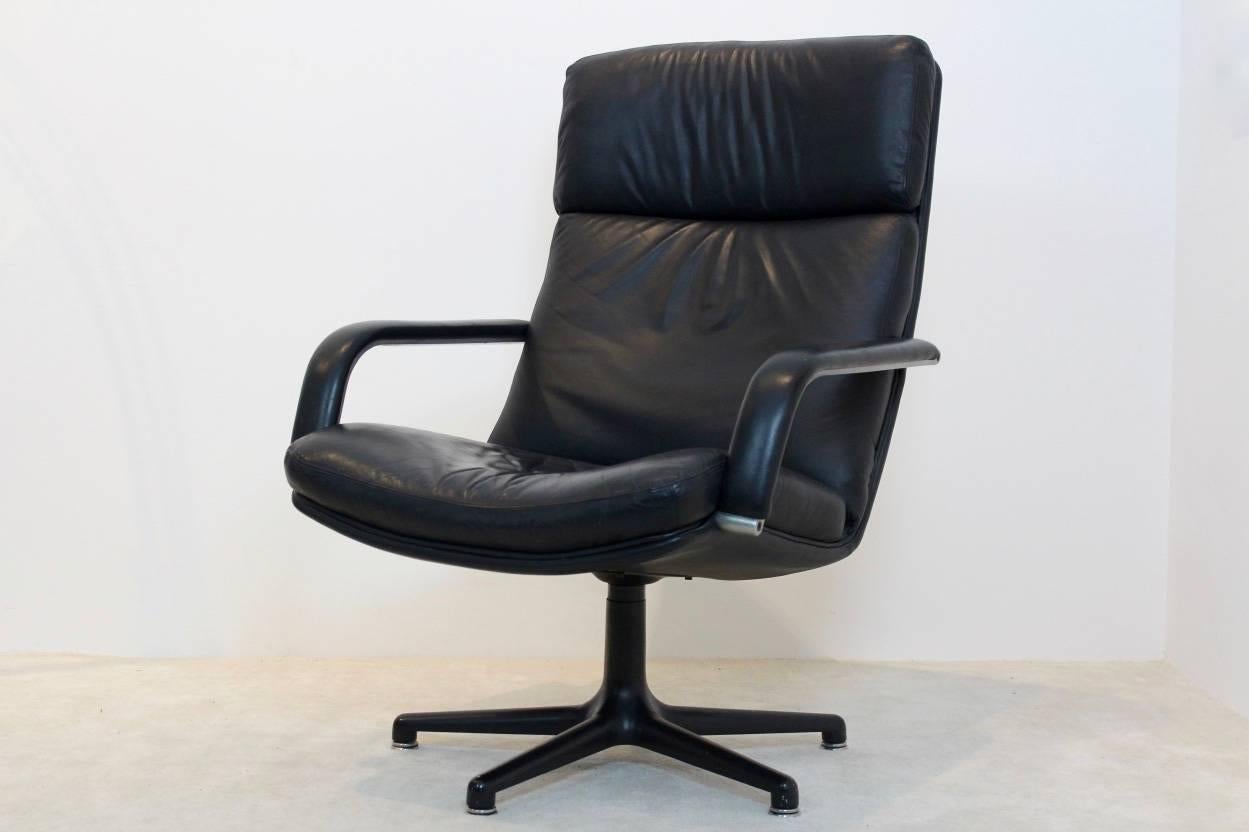 Mid-Century Modern Parfaite chaise longue pivotante Artifort F141 de Geoffrey Harcourt en vente