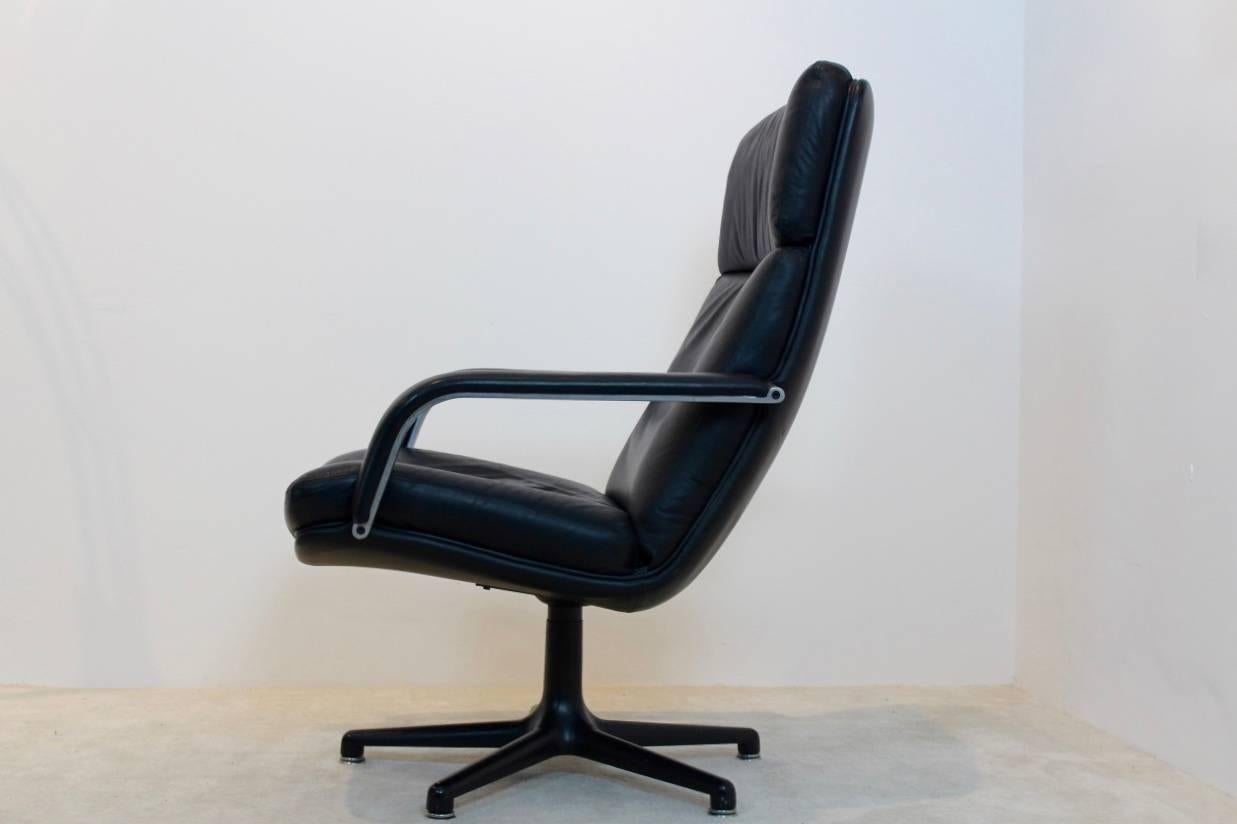 Dutch Perfect Original Artifort Swivel Lounge Chair F141 by Geoffrey Harcourt For Sale