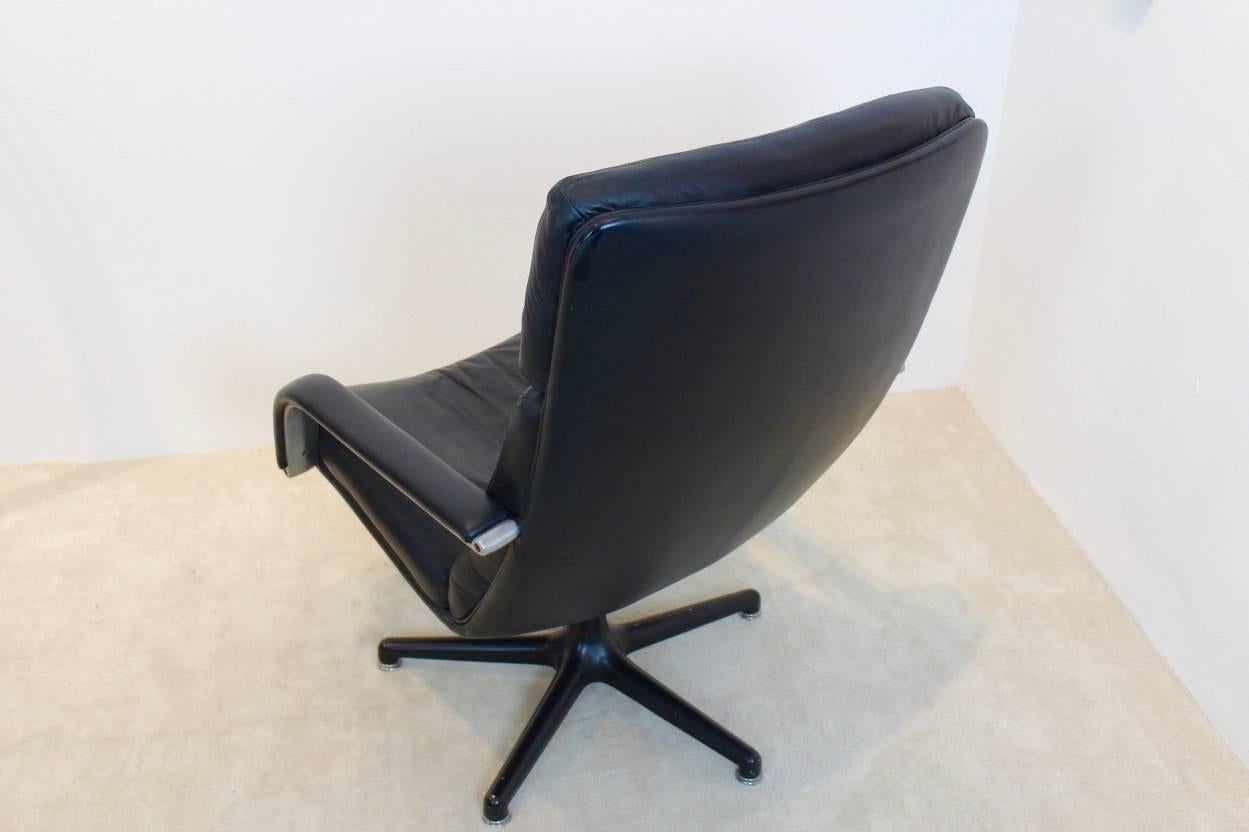 Perfect Original Artifort Swivel Lounge Chair F141 by Geoffrey Harcourt In Good Condition For Sale In Voorburg, NL