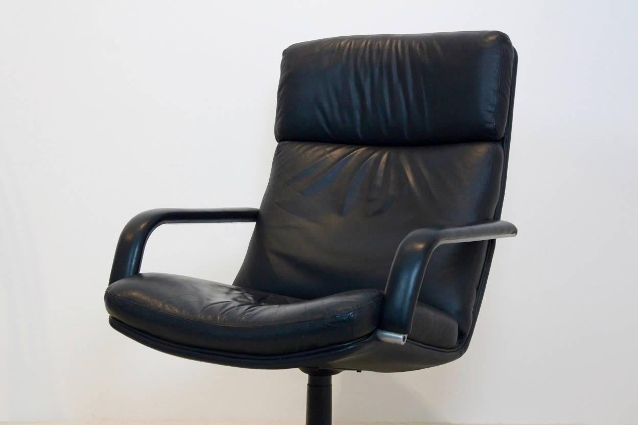 Acier Parfaite chaise longue pivotante Artifort F141 de Geoffrey Harcourt en vente