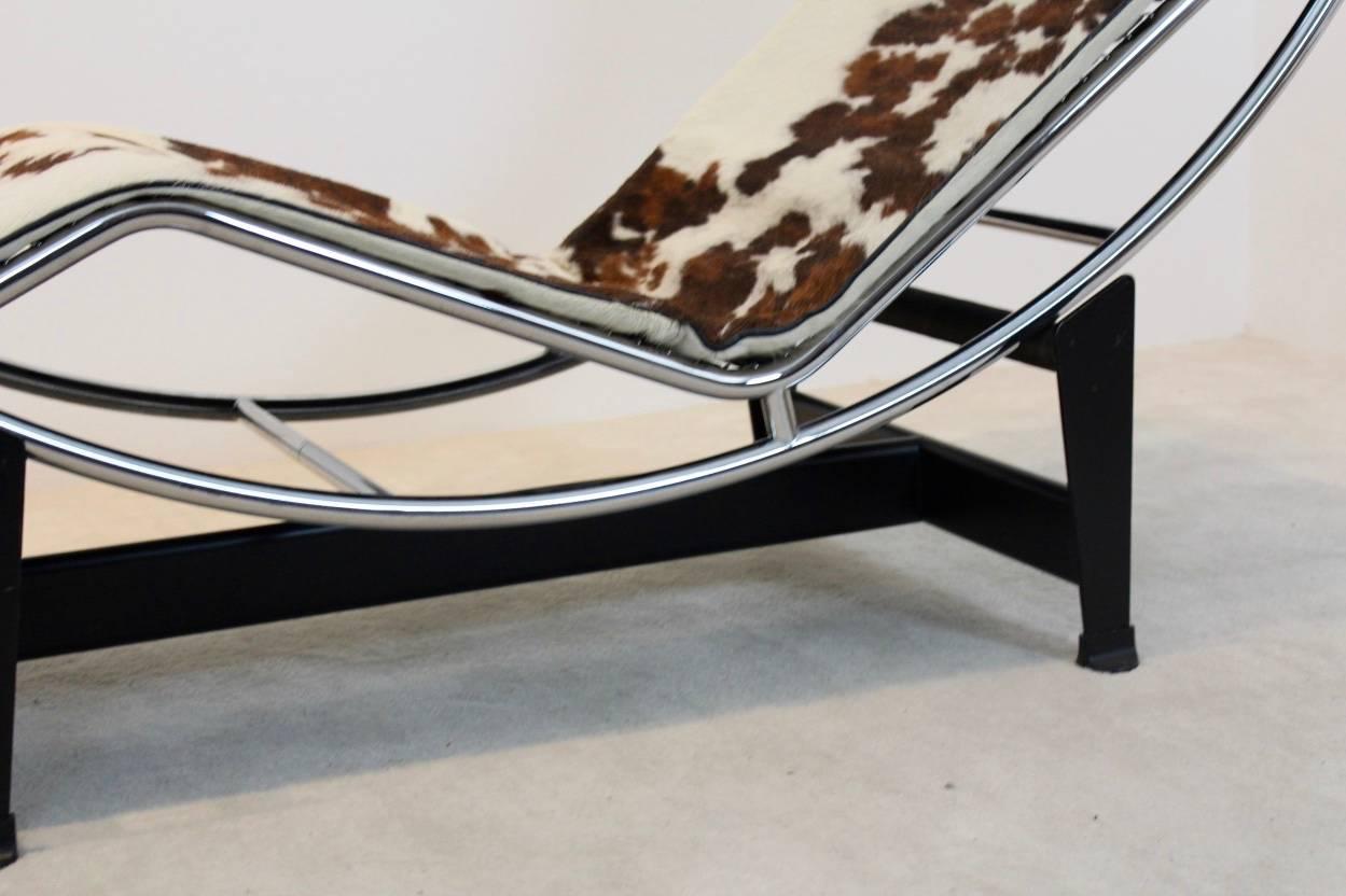 Le Corbusier Pony Skin LC4 for Cassina by Pierre Jeanneret & Charlotte Perriand In Excellent Condition In Voorburg, NL