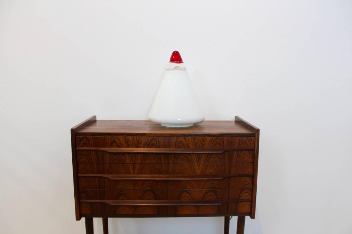 Sehr stilvolle Kegellampe aus opalisierendem Glas in Rot und Weiß, entworfen von Giusto Toso für Leucos, Italien, 1970er Jahre. Der 1939 in Murano geborene Giusto Toso ist mit seinen Leuchten in der Sammlung des Victoria and Albert Museum vertreten.