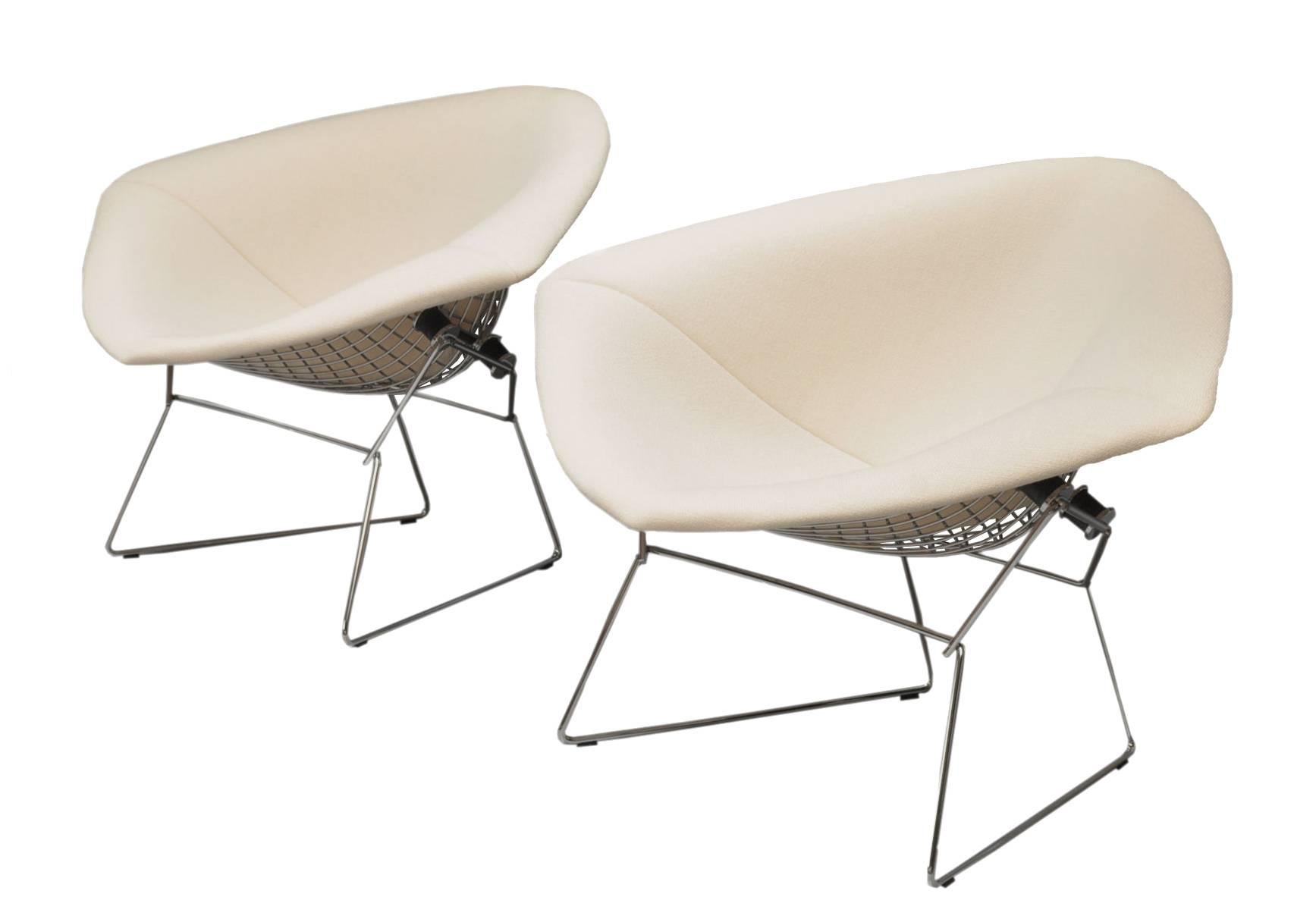 Mid-Century Modern large diamond chair by Harry Bertoia manufactured by Knoll International, Germany.

The chair is new, tags still attached. The chair is fully upholstered in original ivory wool fabric covering the welded and chromed steel frame.