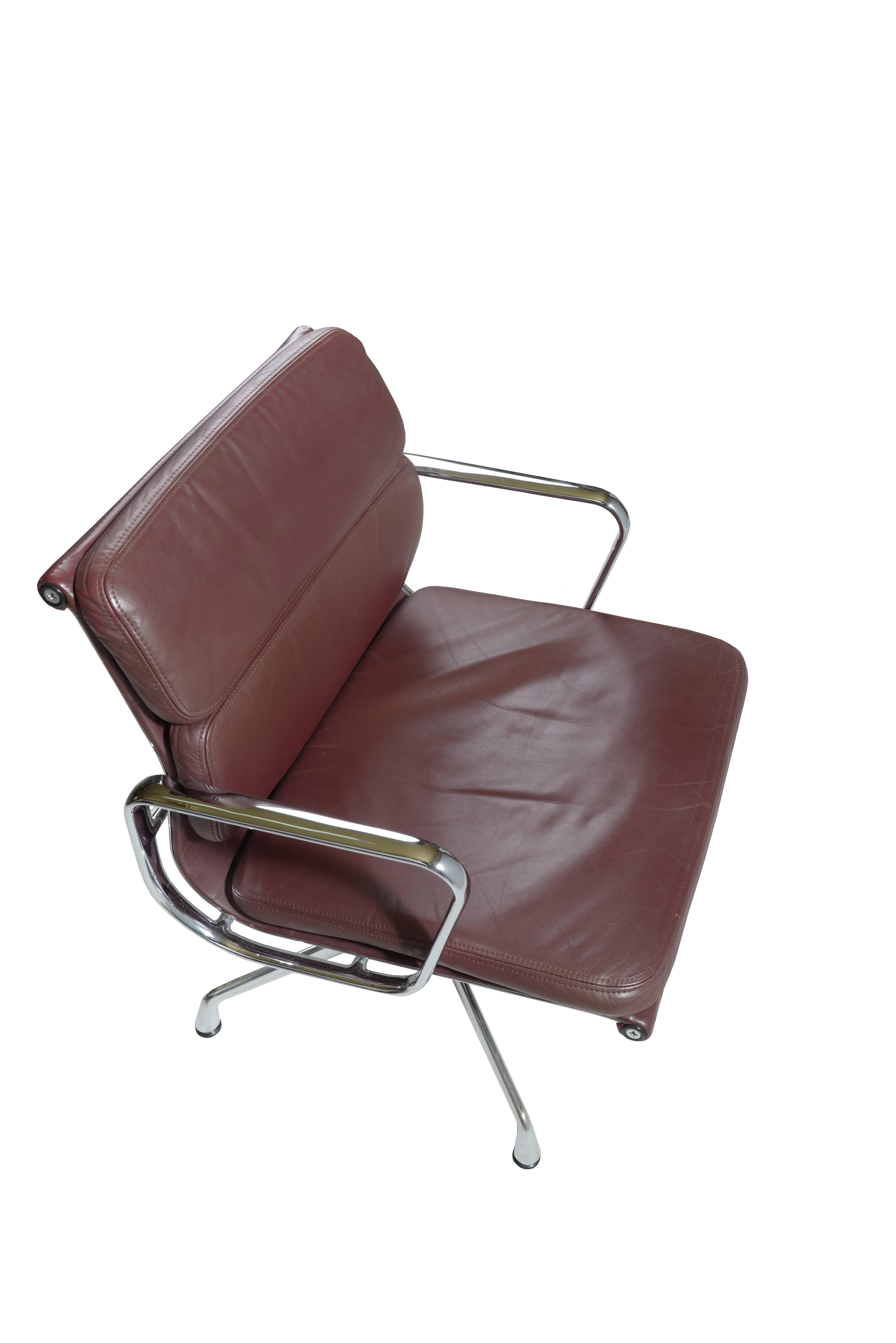 Charles & Ray Eames EA 208 Leather and Chrome Low Back Soft Pad Chairs In Good Condition In Lisbon, PT