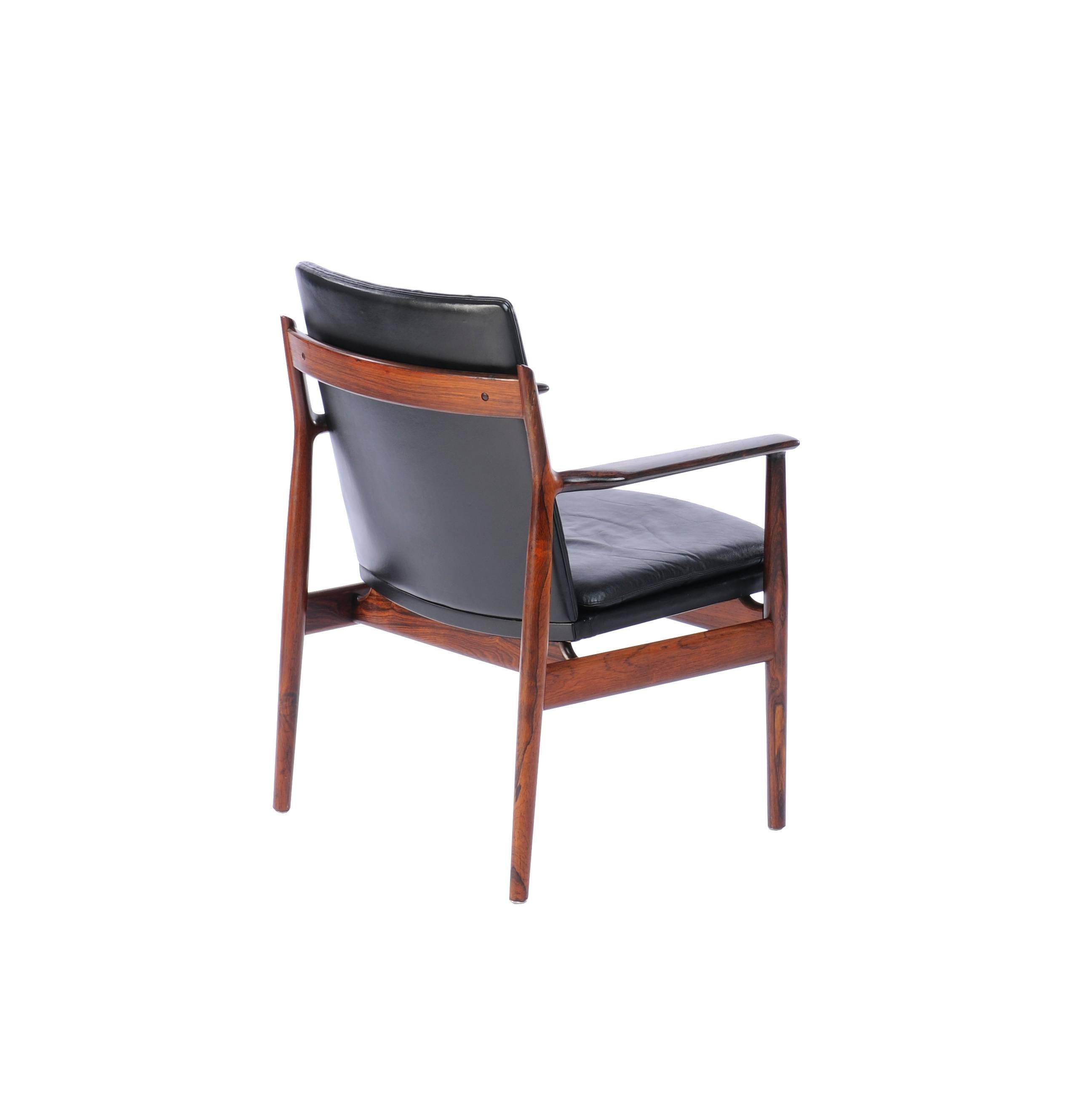 Scandinavian Modern Arne Vodder Model 431 Rosewood and Black Leather Armchairs For Sale