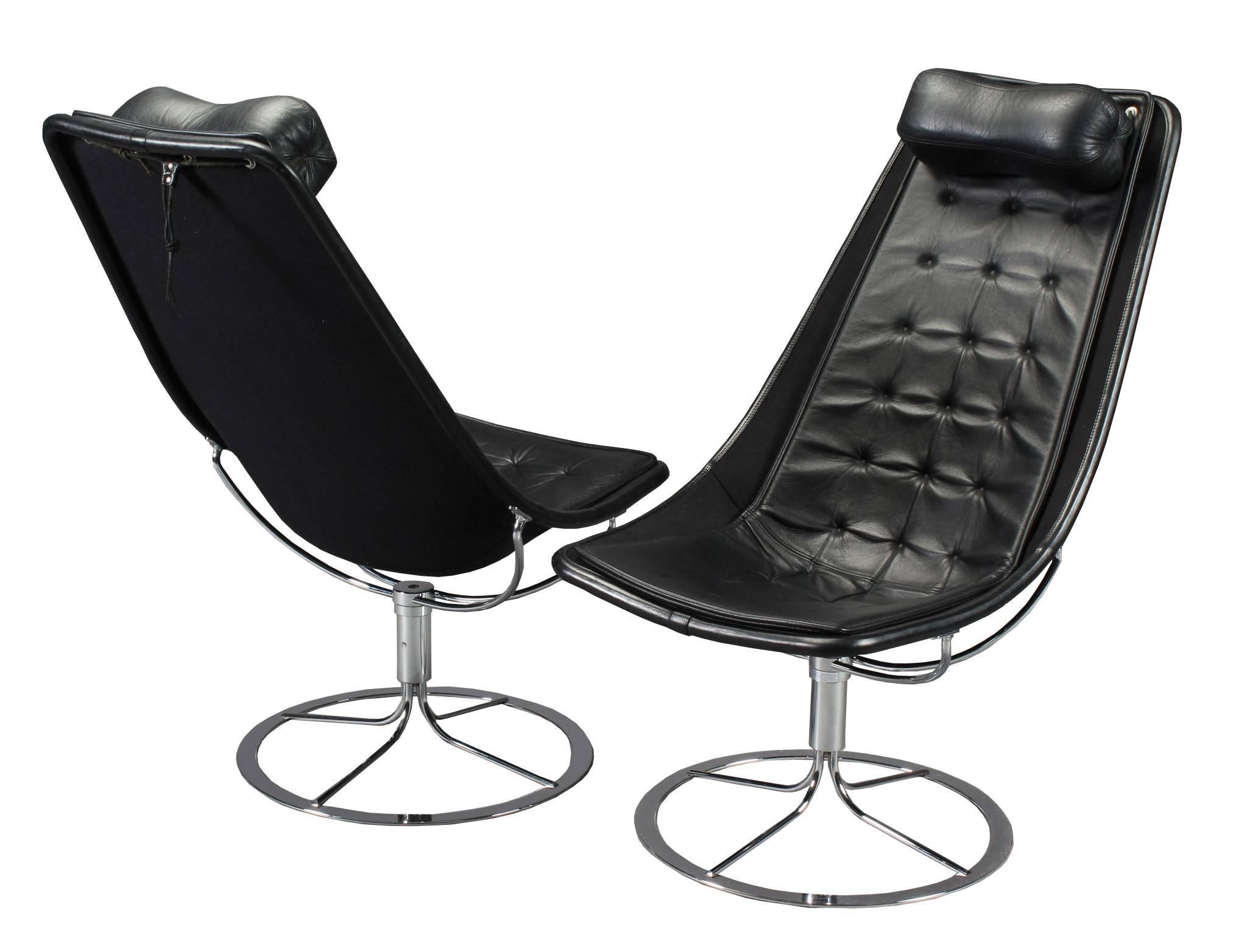Jetson 66 Lounge chairs by Bruno Mathsson's, produced by Bruno Mathsson International, Sweden, in 1960s. Upholstered with black leather, deep-set buttons, and adjustable pillow. Has a solid steel chrome-plated base. Two button missing on the deep