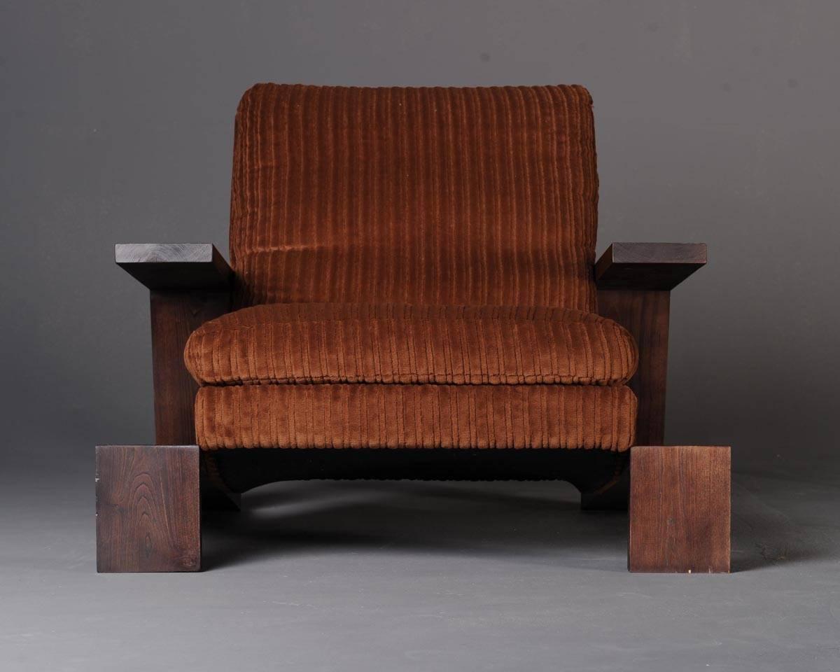 Beeindruckender und bequemer Sessel im Art-Déco-Stil.
MATERIAL: Gestell Massivholz, dunkelbraun gebeizt; Polsterung aus braunem Kord
Abmessungen:  B.99 x T.100 x H.80 cm; Sch.40 cm

