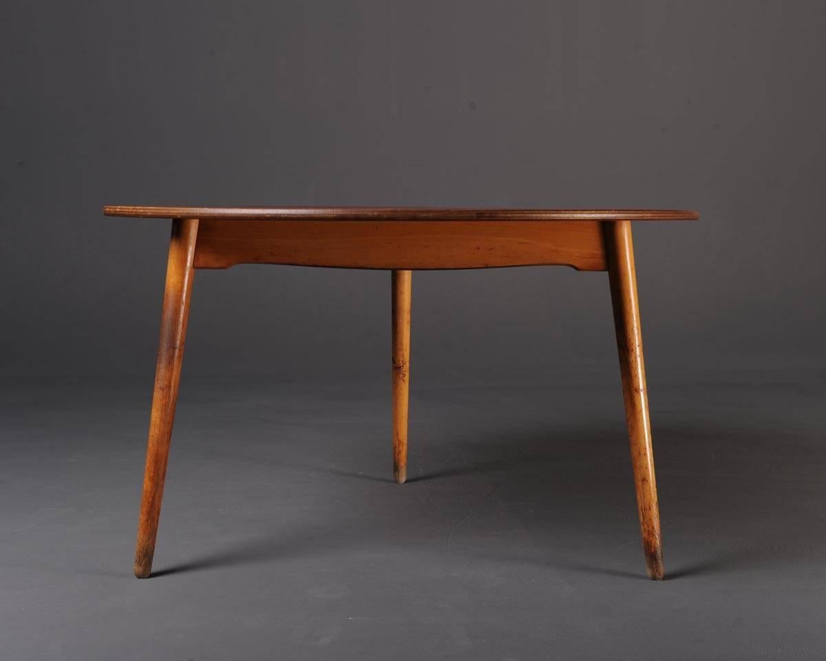 Three legged dining table (FH4602) designed by Hans J. Wegner (1914-2007), produced by Fritz Hansen in Denmark. 
Made in solid beech and teak veneer for the top.

Diameter 120 x H 70 cm

vintage, signs of use on the legs.