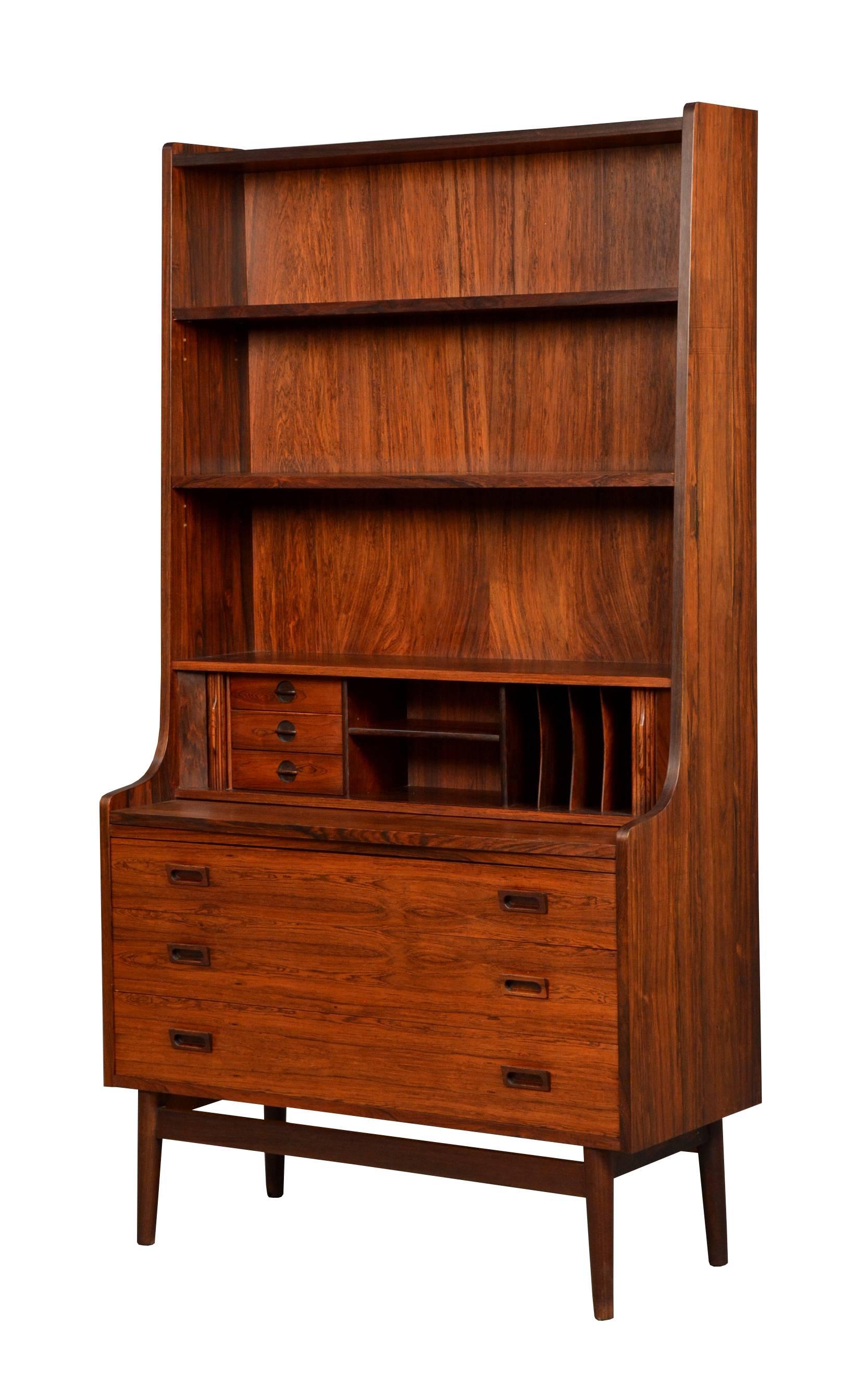 Shelving cabinet by Nexo Furniture, produced by Nexo Møbelfabrik, Denmark, 1960s. In rosewood, with three front and two top adjustable shelves. Overall in good vintage condition.