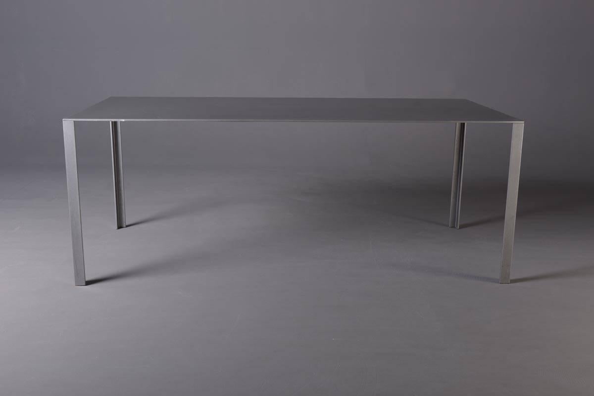 Table “Less” by Jean Nouvel for Molteni. Designed 1994 for the Fondation Cartier in Paris. Made of sheet metal, not like the recent production out of aluminium. Lacquered anthracite metallic.
Measurements: L 190 x D 90 x H 72 cm
Condition: Signs