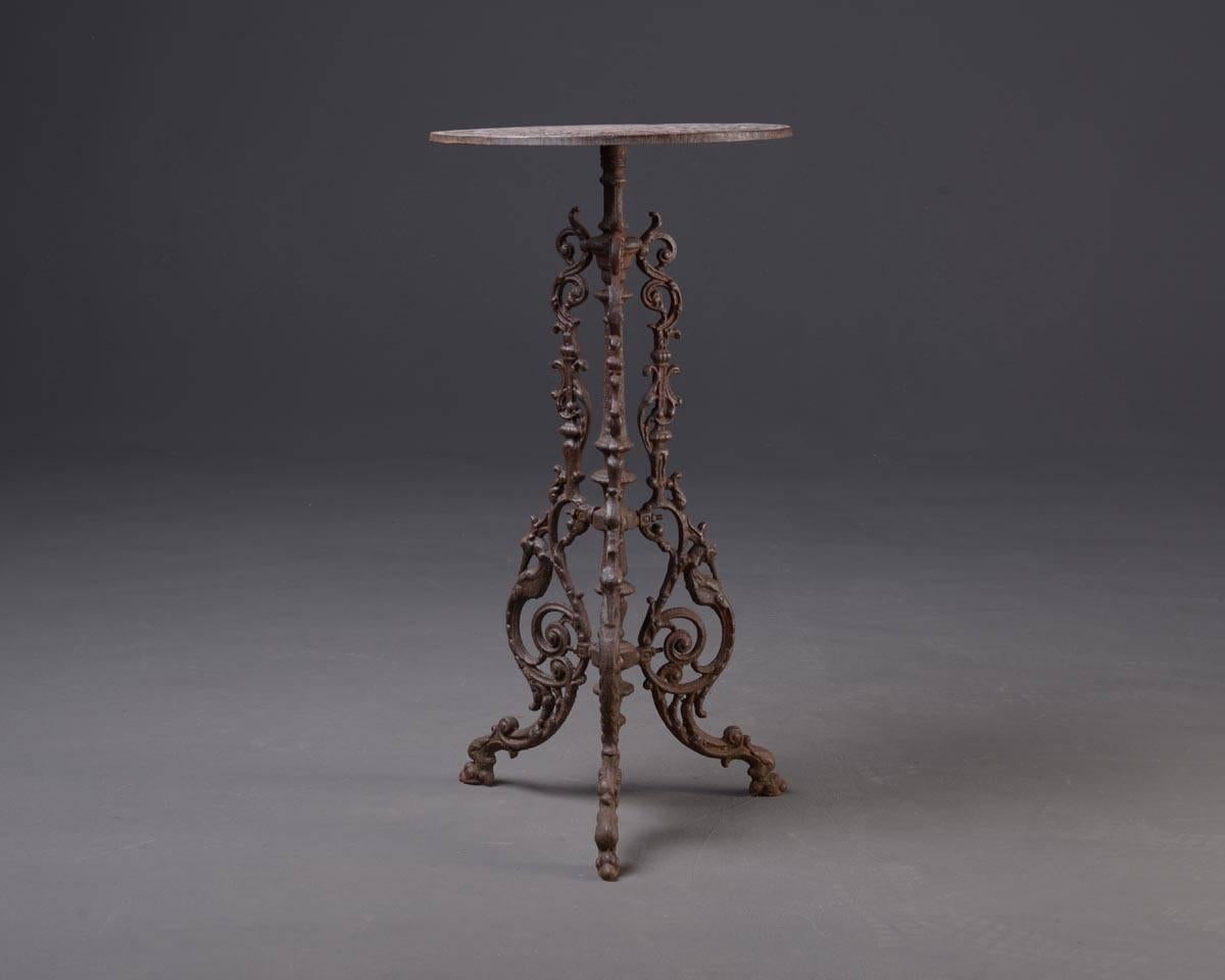 Small, round garden table with a three-legged stand in the style of the end of 19th century.
Material: cast iron, rust optic
Measurements: Height 78 x diameter top 39 cm
Condition: good.