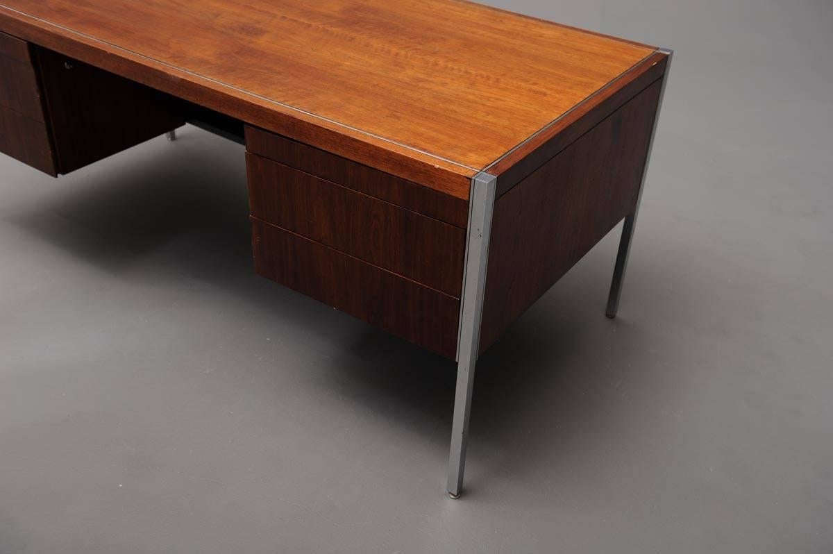 Impressive executive desk designed by Richard Schultz for Knoll International in the 1960s, standing on four-edges chromed metal legs which are part of the tabletop’s chrome inlay work. The desk is flanked by three drawers which can be locked; the