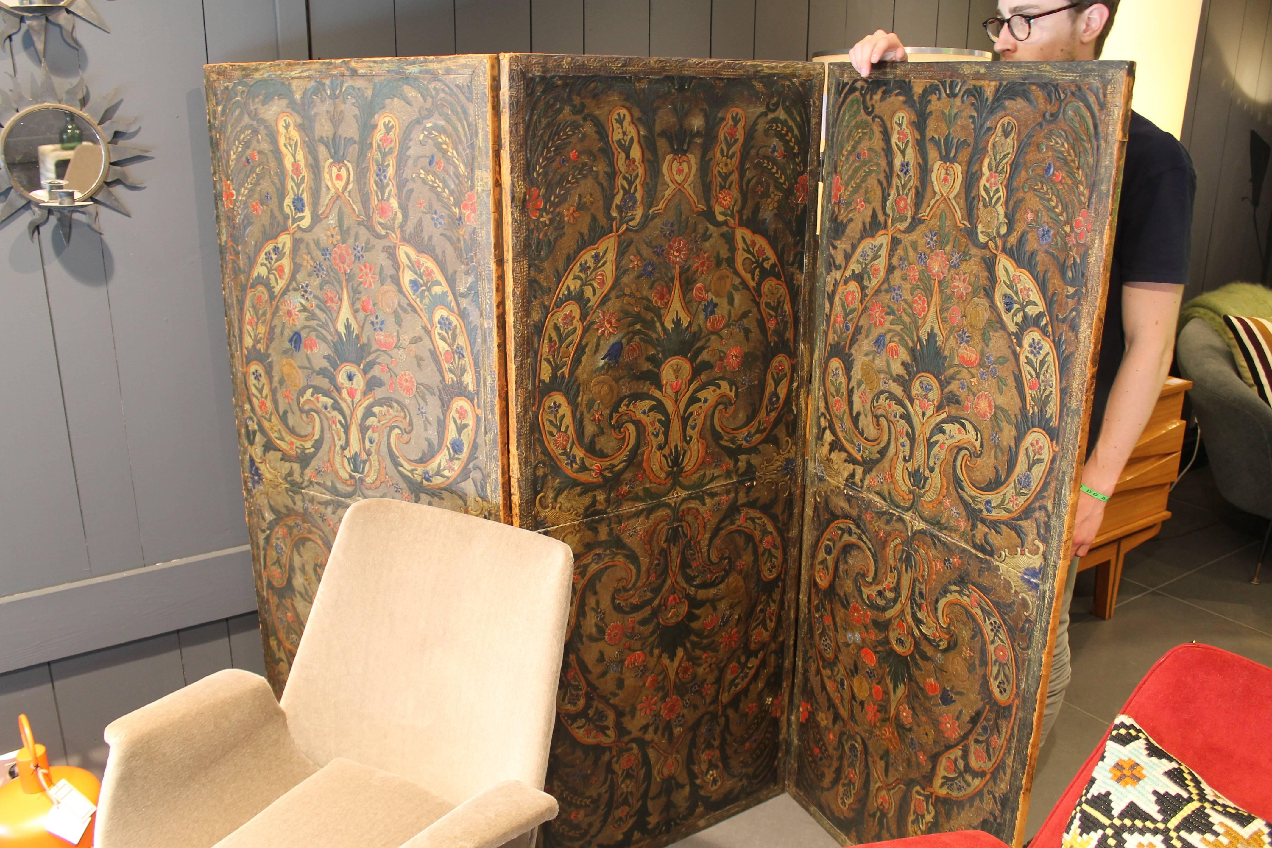 Antique Polychrome Cordovan Leather Screen, 18th Century In Good Condition For Sale In Megeve, FR