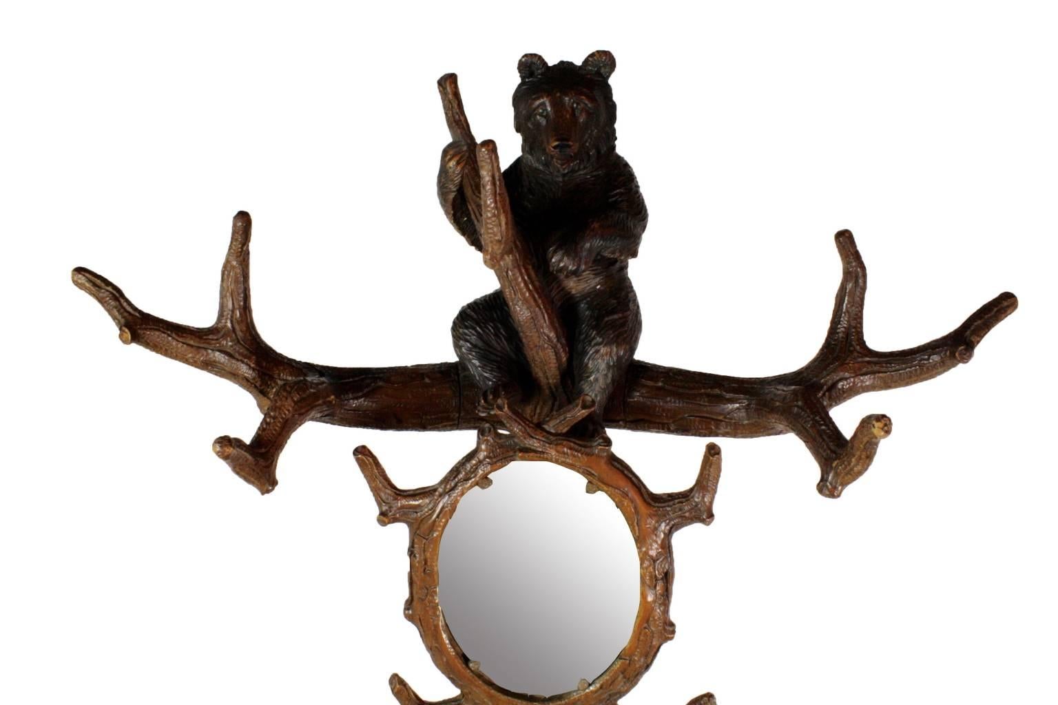 Foresta Nera Albero da sala con orso in legno di tiglio Black Forest, 1900 circa Attribuito a Seilar-Brawant in vendita
