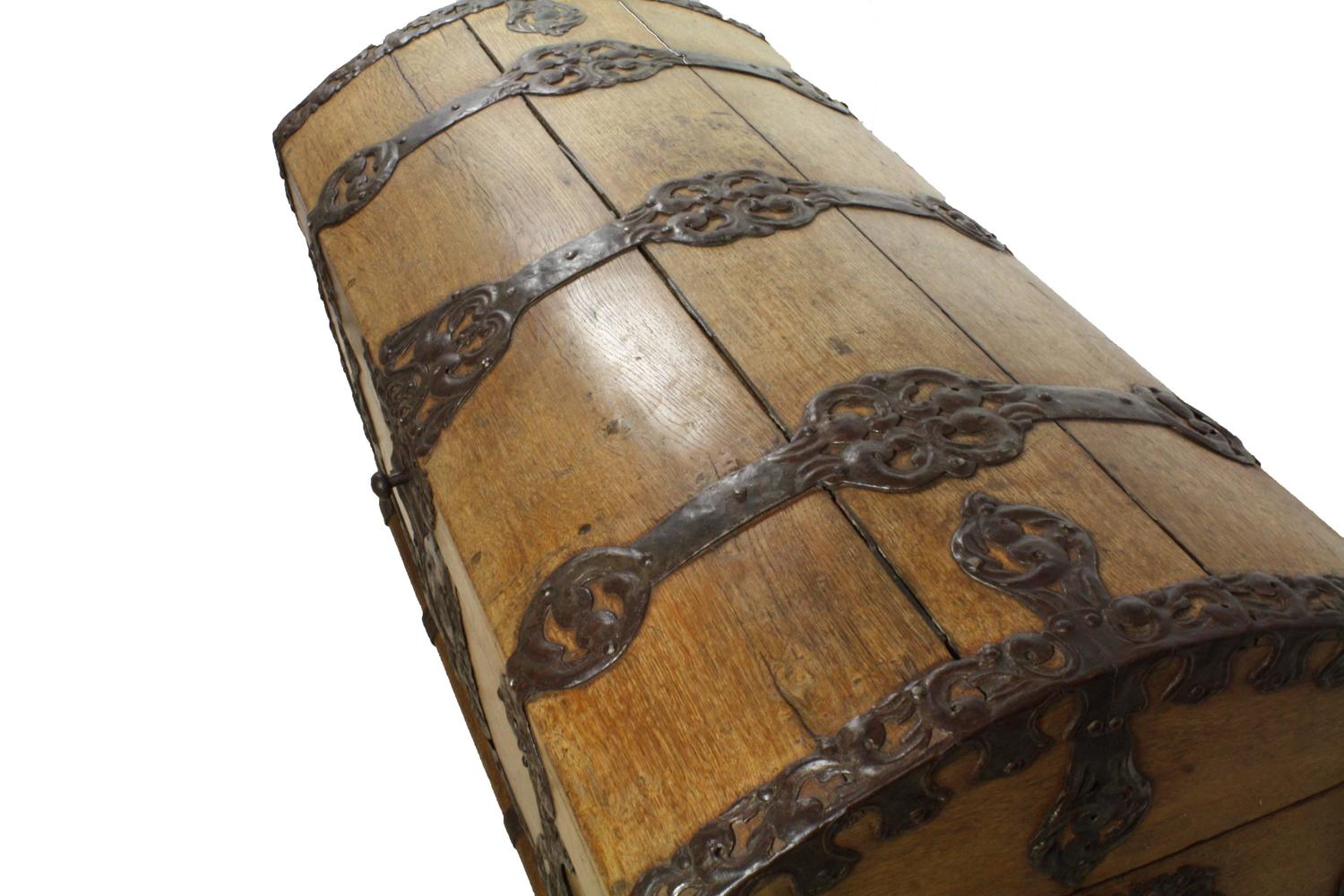 17th Century Dutch Oak Sea Chest For Sale at 1stdibs