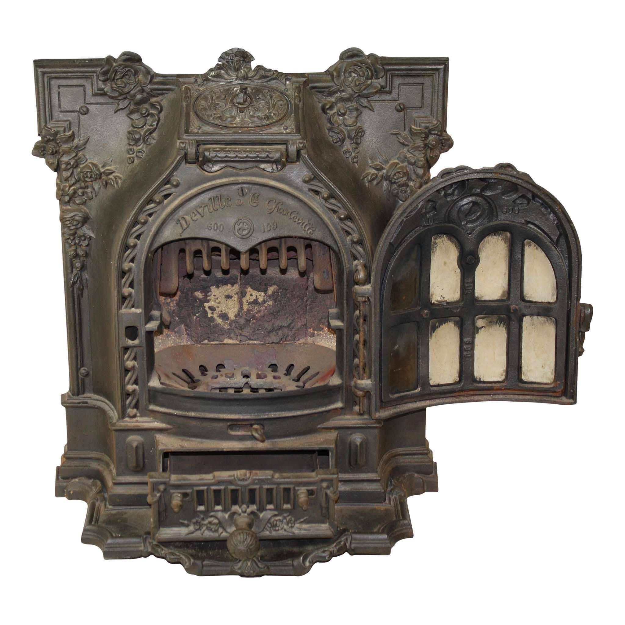 This stove was manufactured by Deville & Cie in Charleville in the Ardennes. The company grew famous in France for the styling and quality of their stoves, which where manufactured at their original foundry established in 1848 by the Corneau