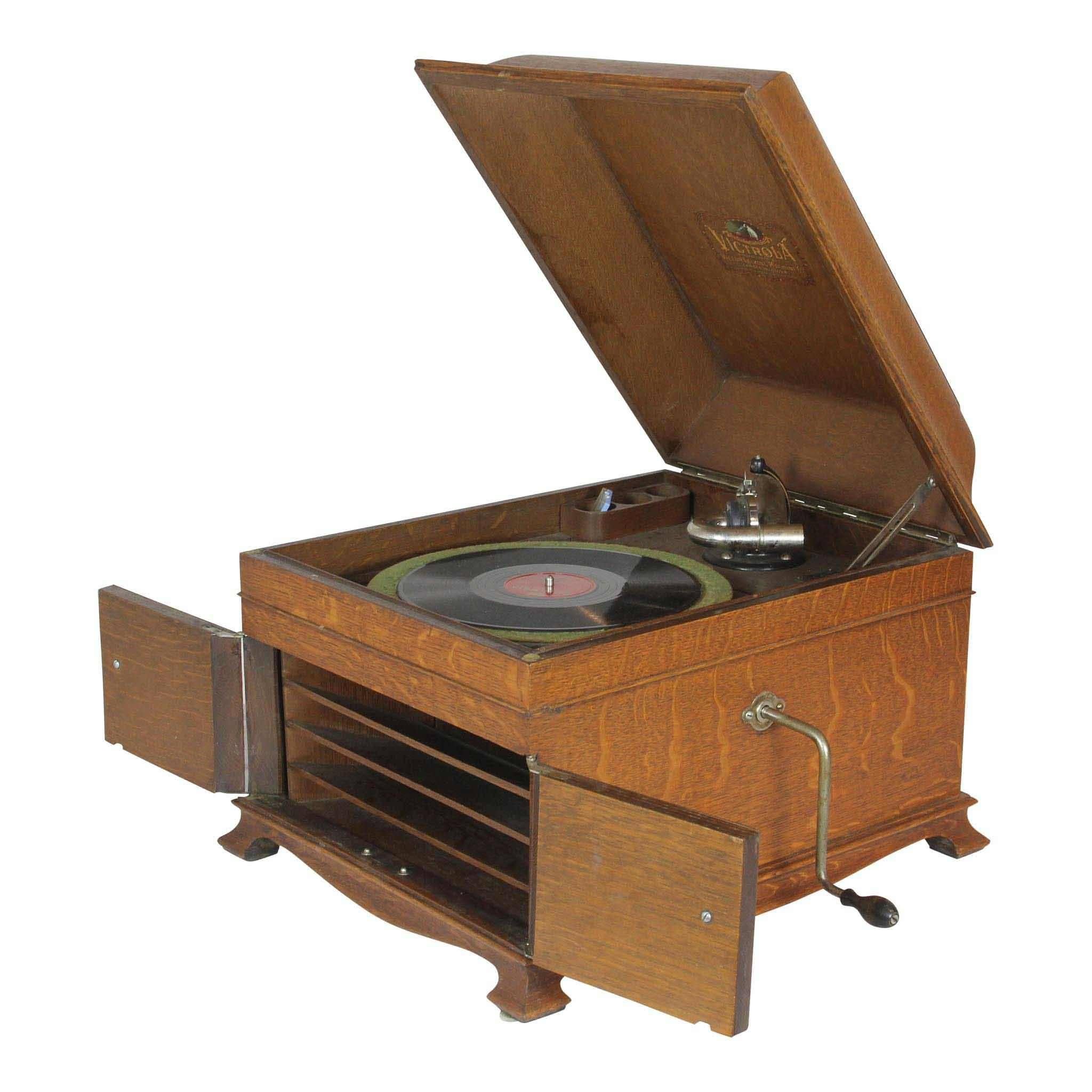 Diese Victor Victrola sprechende Maschine ist in ausgezeichnetem Zustand mit einem schönen unberührten Original-Finish auf dem Fall. Die Seriennummer 188101G verrät uns, dass dieser Spieler Mitte 1915 hergestellt wurde und eines der ersten Modelle