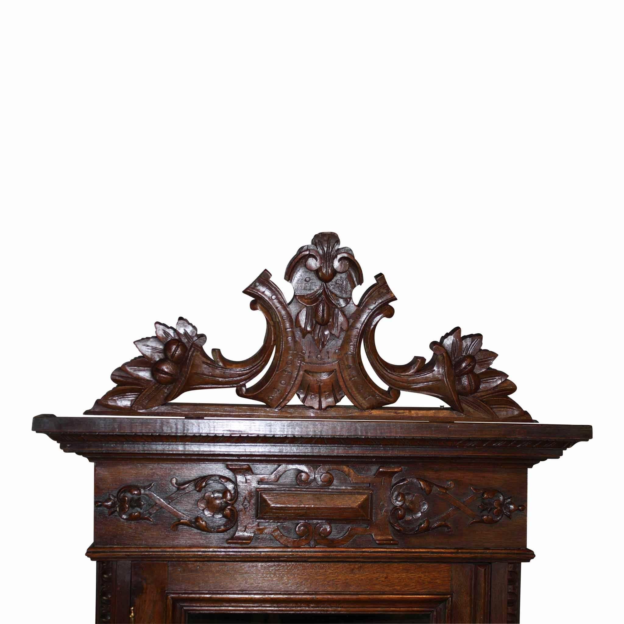 French Hunt Corner Cabinet In Excellent Condition In Evergreen, CO