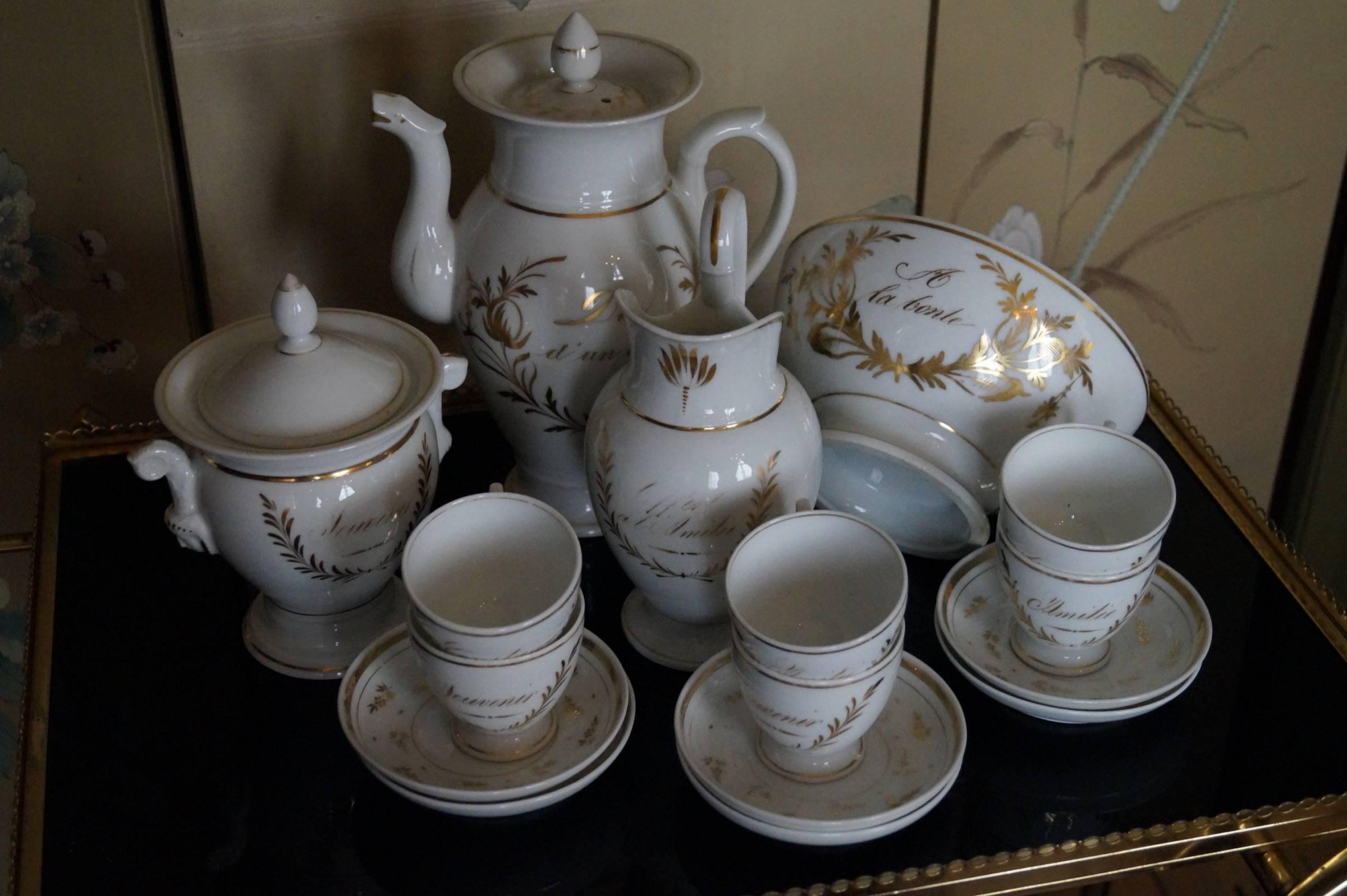 France porcelain, 1850-1880.
With text in gold.
The theme of the different texts is love.
Good condition. Some wear on the gold text

Measures: Height coffee pot 27.5cm.
Height sugar bowl 20cm.
Height Jug 21.5cm.
Diameter bowl 20cm.
Six cups height