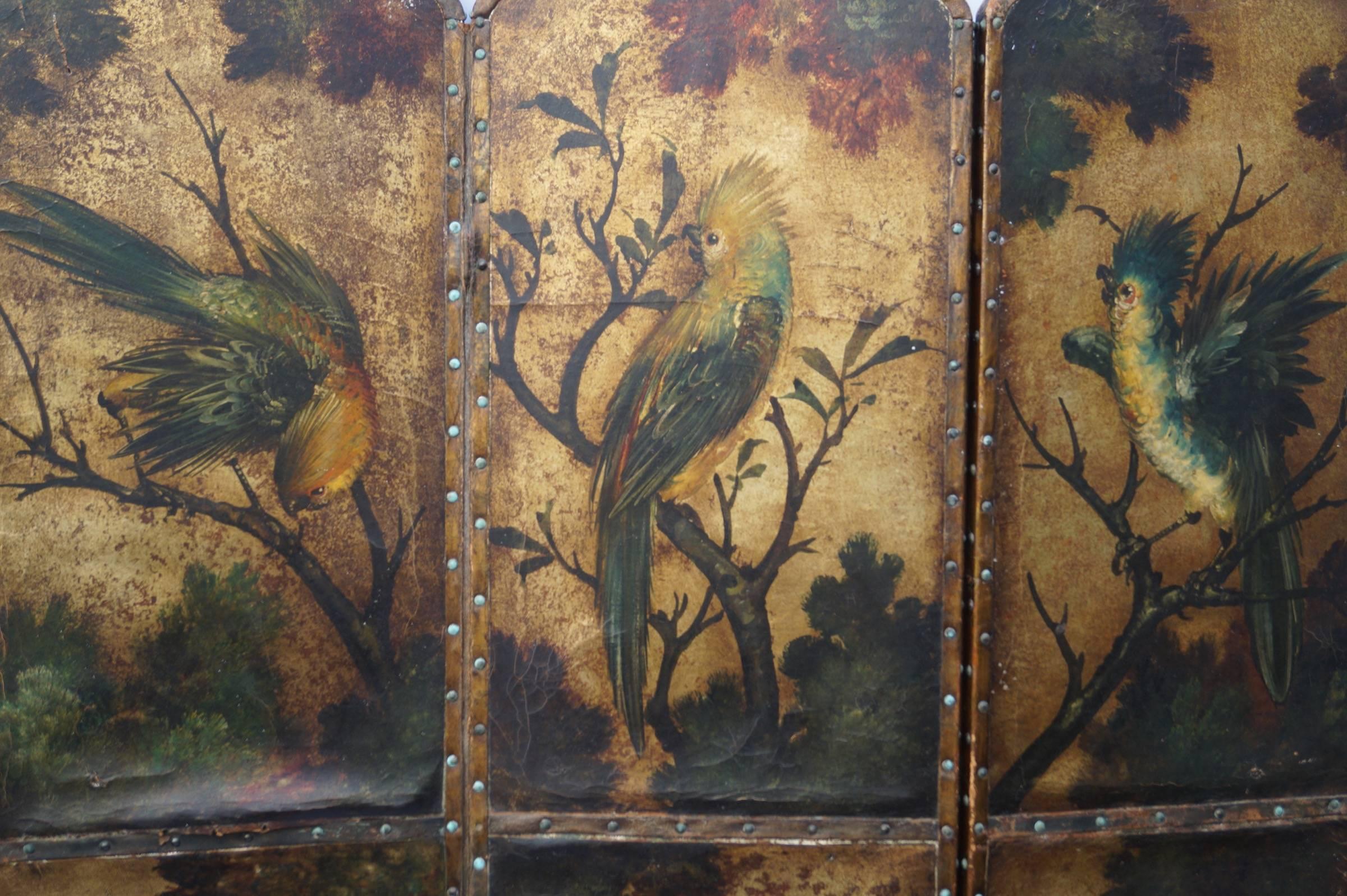 Leather screen with birds and floral decoration. 
England early 19th century three panel screen.
Hand-painted on leather. 
Wear in accordance with age. Minor damage.

Measures: H 176cm x W 137cm.