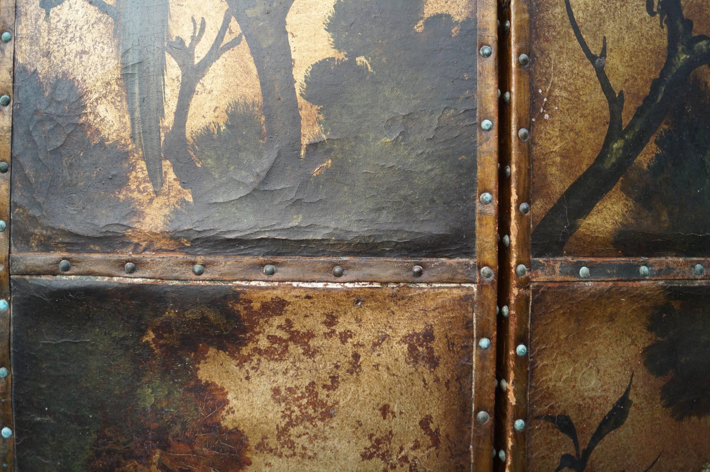 Leather Screen Gilded with Birds and Floral Decoration, England, 19th Century In Good Condition In Haarlem, Noord-Holland