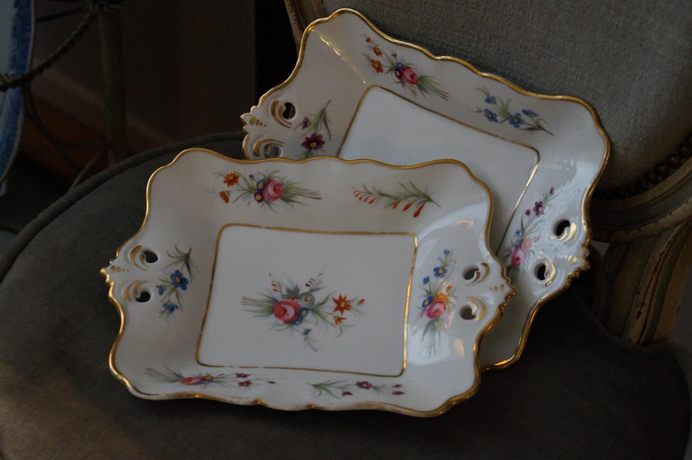 France, 1880.
Hand painted with flowers and decorated with gold.
Good condition. Only some wear on the gold.

Measures: 17cm x 24.5cm.
 