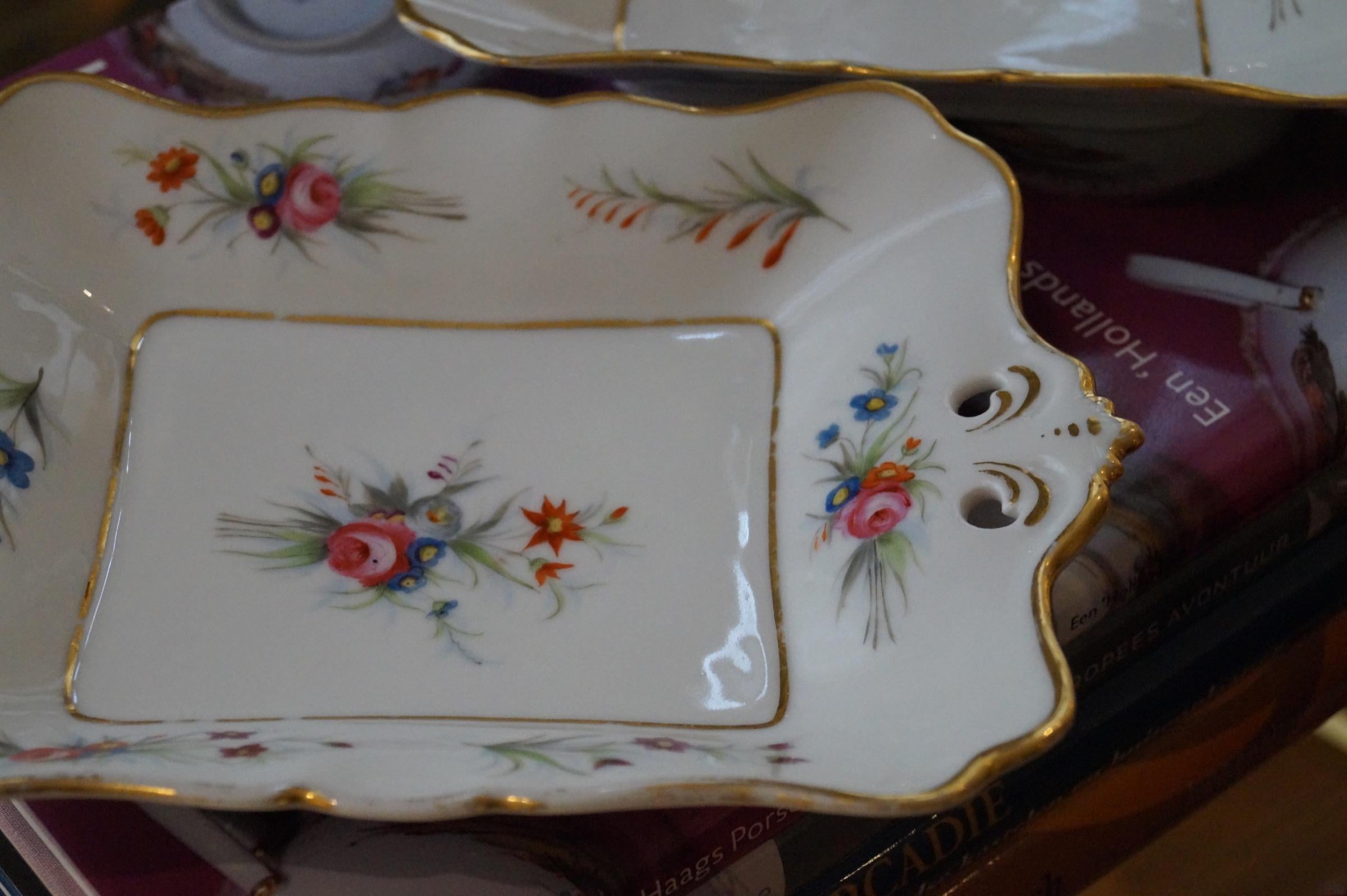 Two Antique Old Paris Porcelain Presentation Dishes, France, circa 1880 In Good Condition For Sale In Haarlem, Noord-Holland