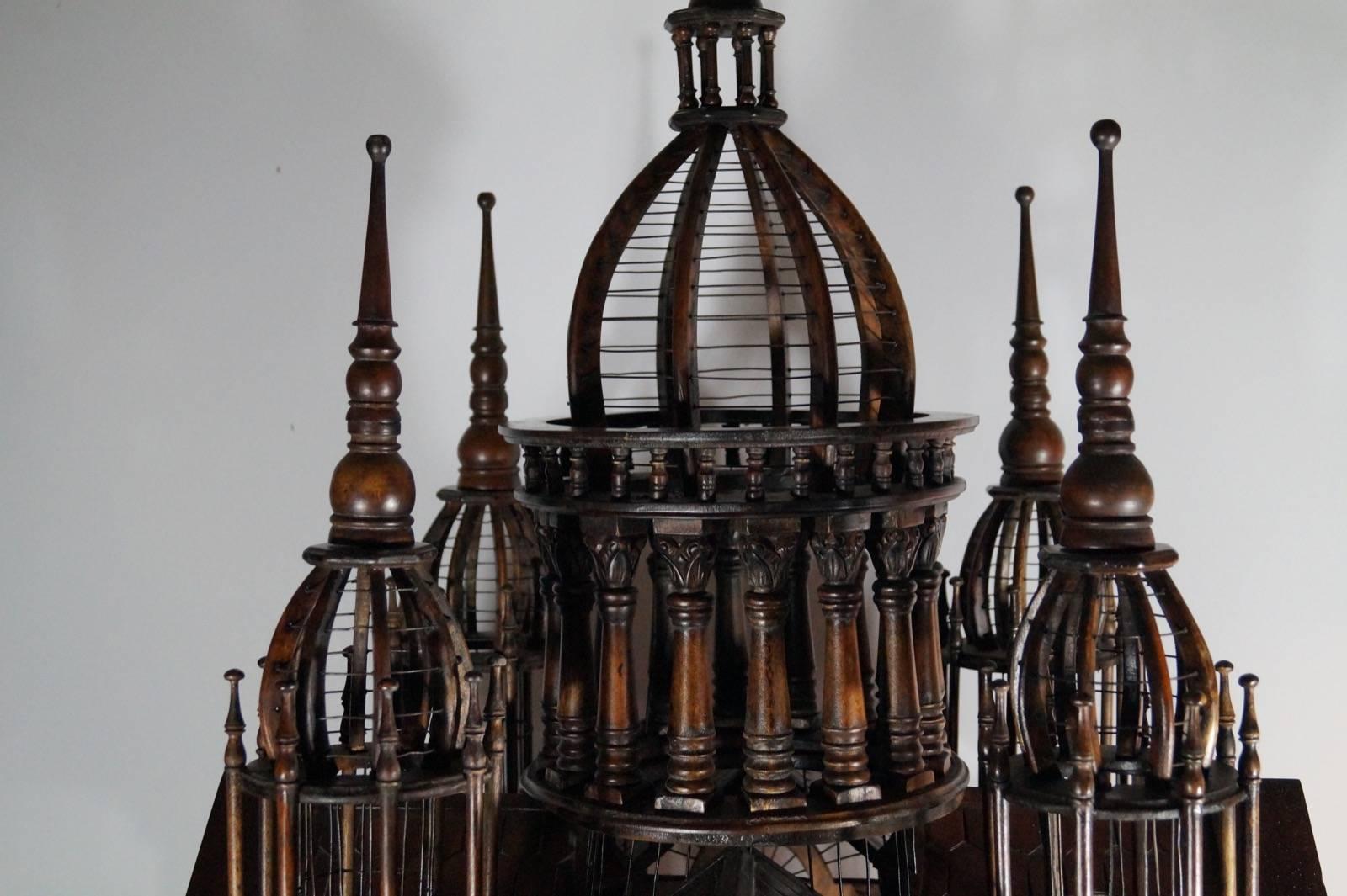 Grand Architectual Mahogany Bird Cage on Stand, Italy, Early 20th Century In Good Condition In Haarlem, Noord-Holland