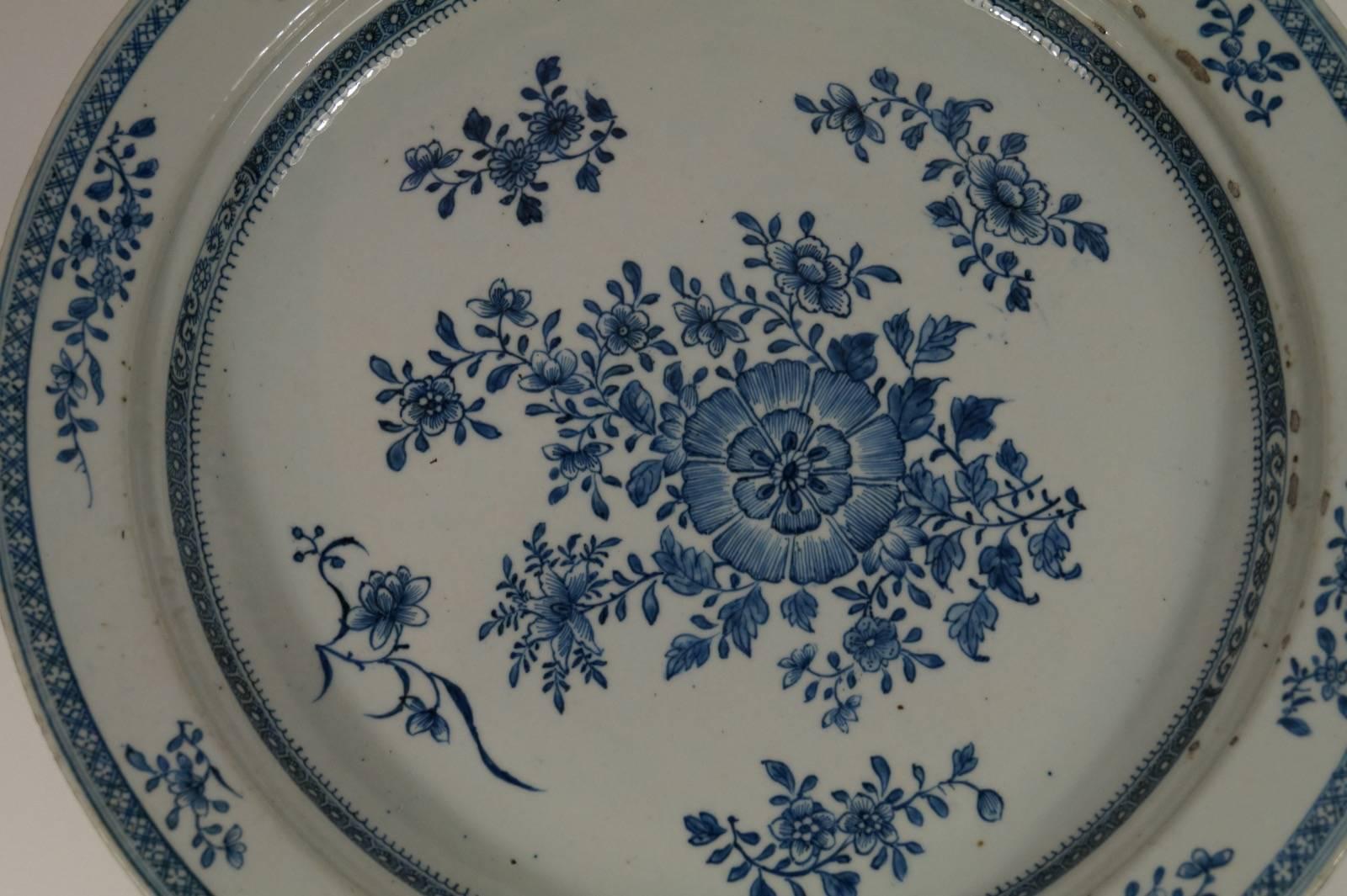 18th Century Large Charger with Sprays of Flowers, Qianlong Period In Fair Condition In Haarlem, Noord-Holland