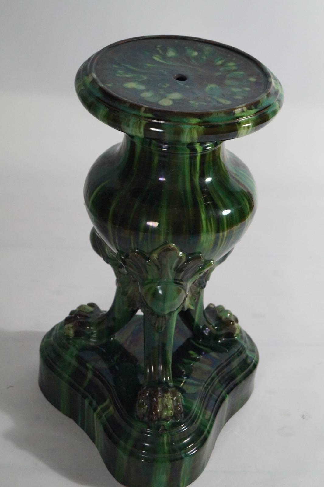 Beautiful green Art Nouveau pedestal.
Glazed earthenware.
Measures: Height 60cm, diameter base 35cm, diameter top 29cm.
Vase included.

Two Items:
One pedestal.
One vase.