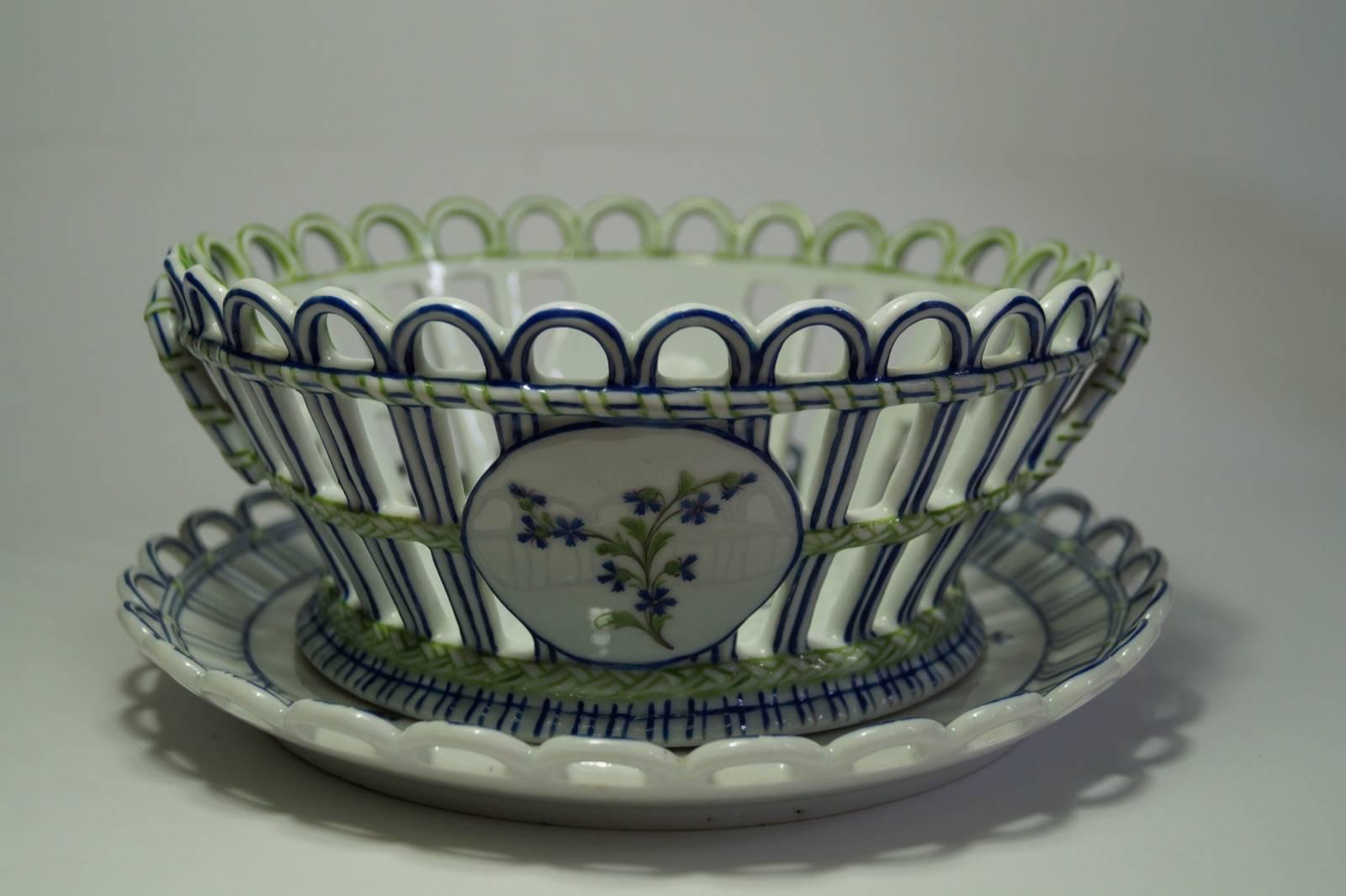Unique and Antique Niderviller Porcelain Basket with under Plate, France, 1790s In Good Condition In Haarlem, Noord-Holland