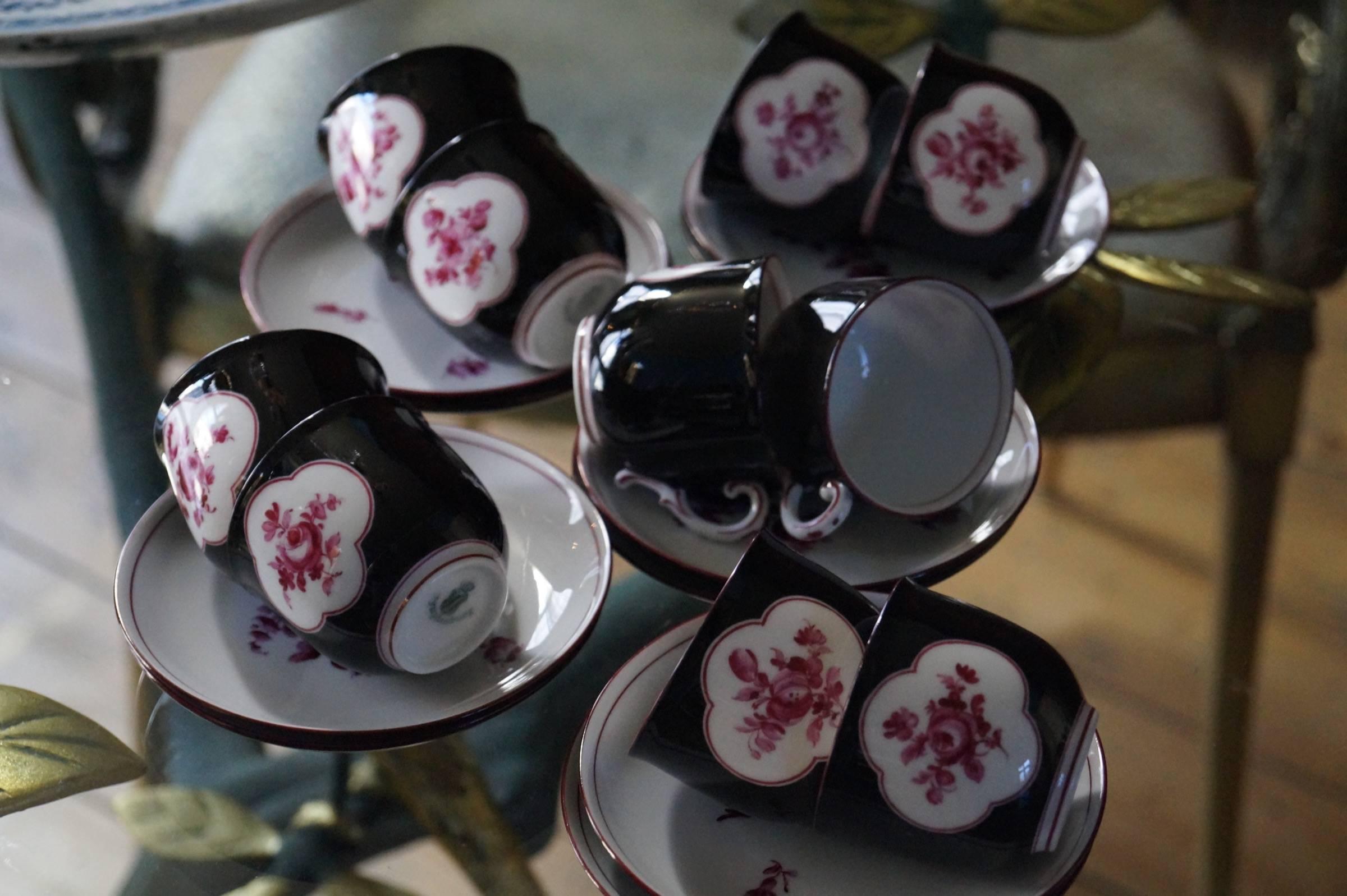 Late 19th Century Nymphenburg Porcelain Demitasse Cups and Saucers In Good Condition In Haarlem, Noord-Holland
