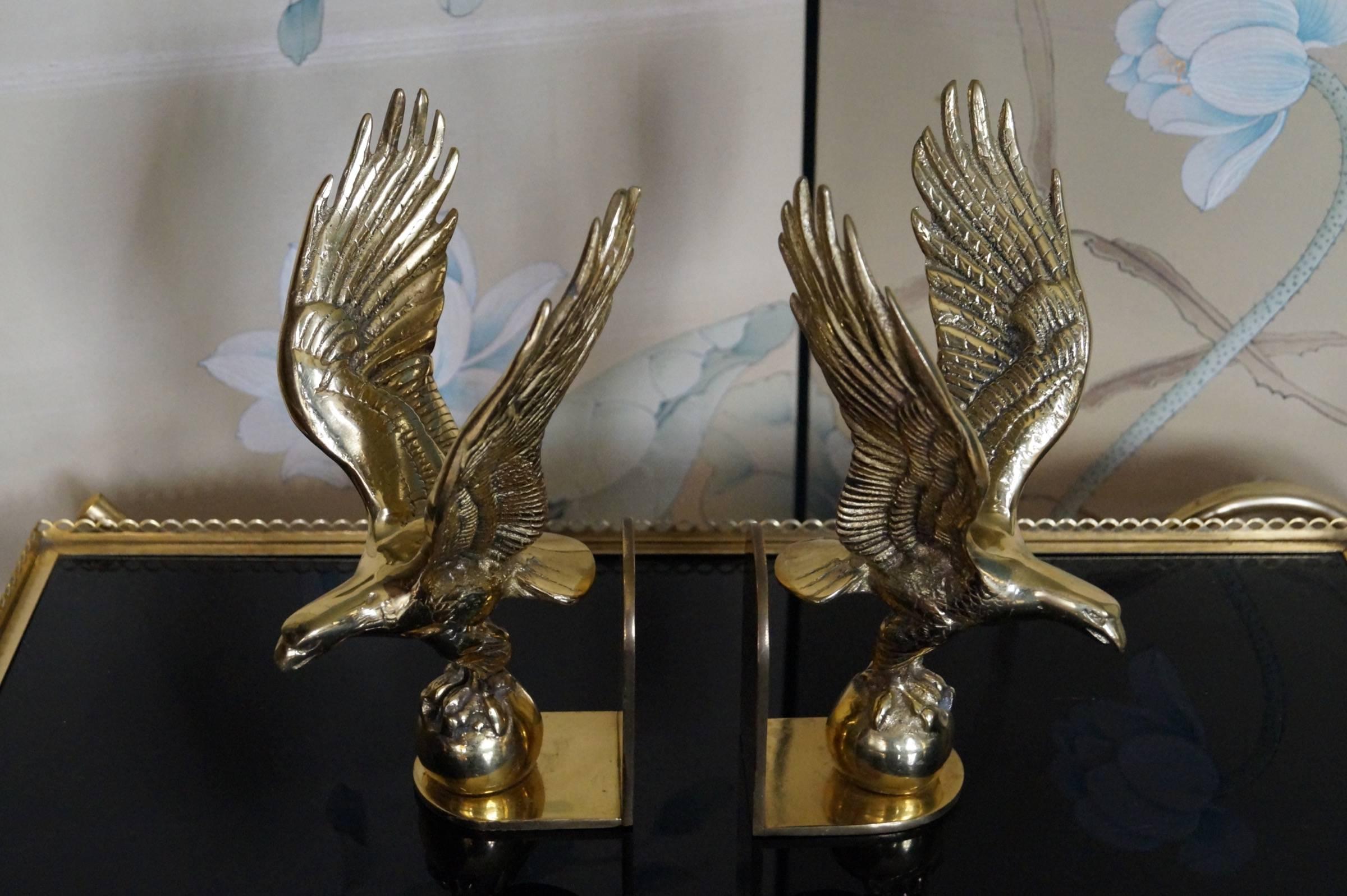 Very special and decorative eagle bookends.
Brass. Midcentury USA.

Measures: H x W x D 27cm x 13cm x 15cm.
    