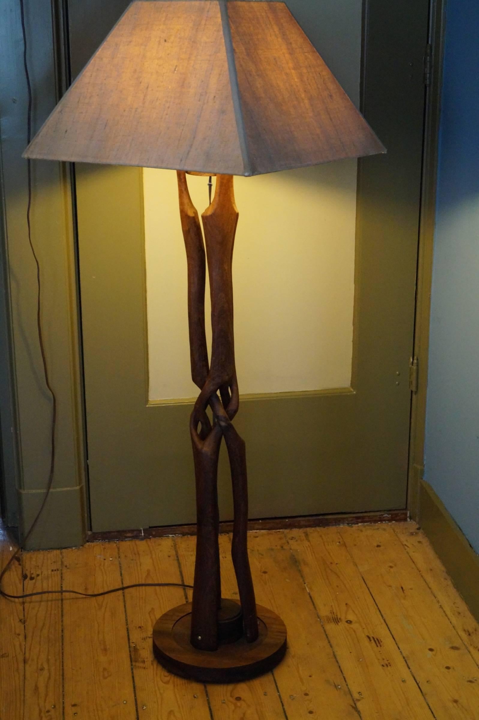 A never seen Scandinavian floor lamp with a unique entwined wooden leg.
Good vintage condition.

Height 135cm