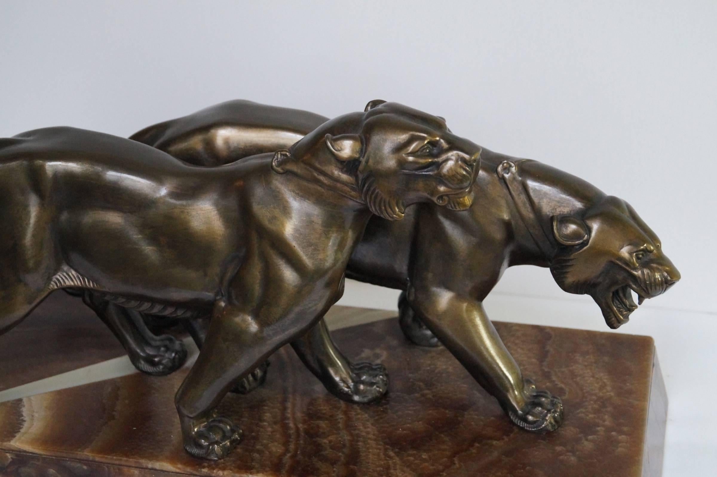 France 1930s signed Uriano.
Pair of beautiful patinated bronze lions on a marble base.
Perfect condition.

Measures: H 27 x W 52cm x D 20cm.