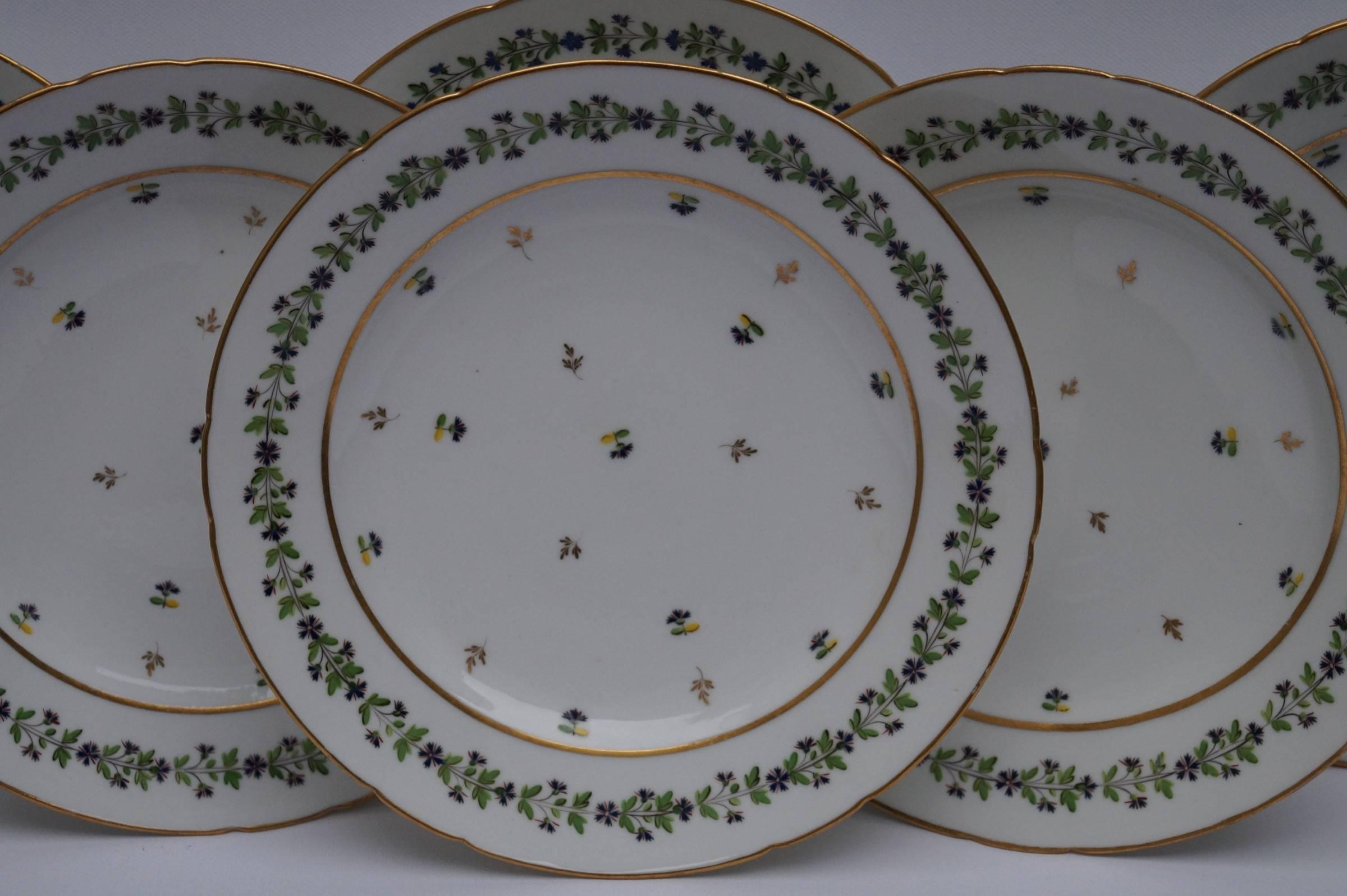 Beautiful set of six old Paris dinner plates with Fleurs Barbeaux pattern [Blue Garland]. France, 1825-1850. 
Hand-painted
Good condition.

Measures: Diameter 26.5 cm.
