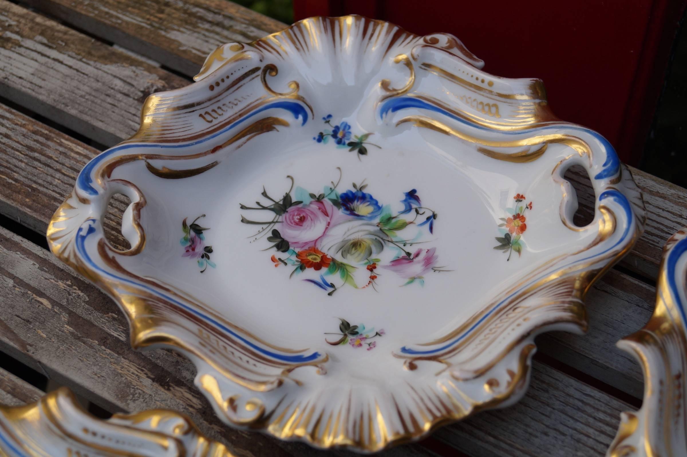 France, 1850-1880.
Porcelain and hand-painted with bouquet of flowers.
Good condition. Minor fritting on two dishes on the bottom.

Measures: 22cm x 25cm.