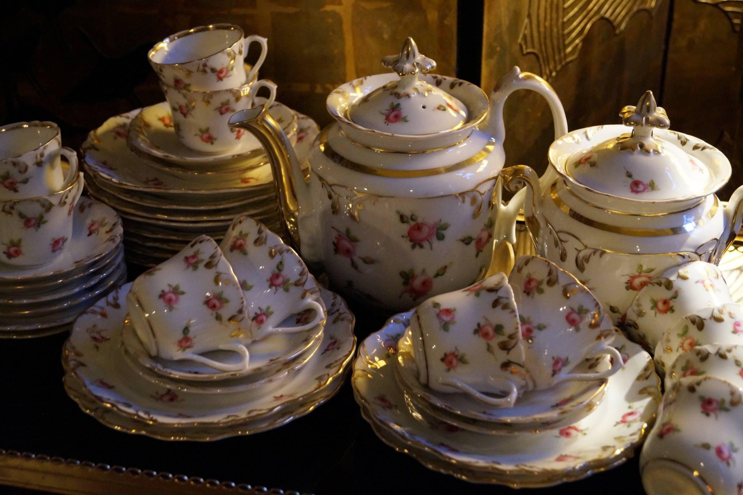 Sweet decorated tea service,
France 1850-1880.
Hand-painted with small pink roses and richly decorated with gold.
Covers tea pot and sugar pot have damage and one handle of sugar pot was restored.

Big coffee pot and tea pot.
12 plates