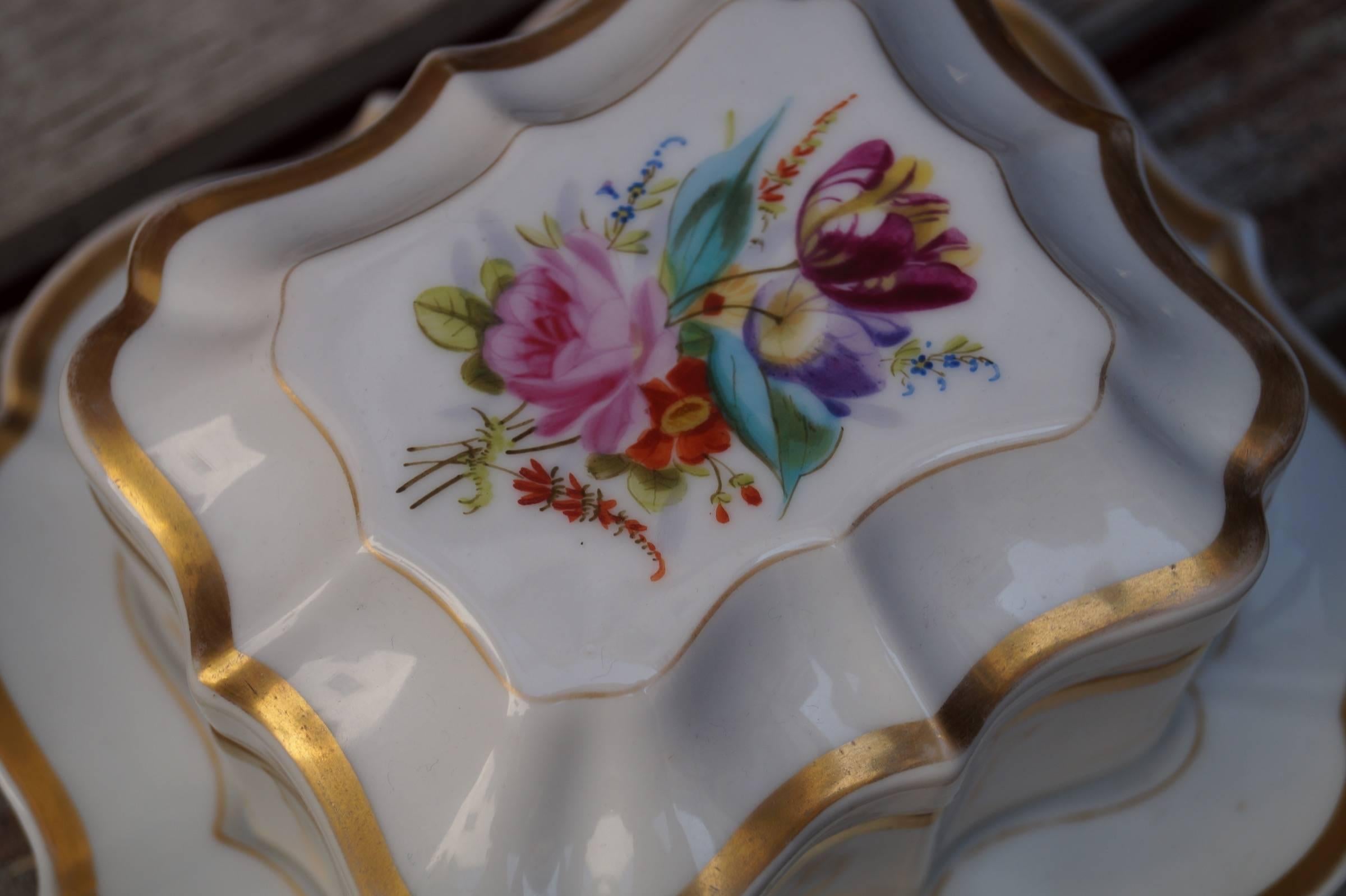French Porcelain Hand-Painted Old Paris Cookiebox, France, 1820-1850 For Sale