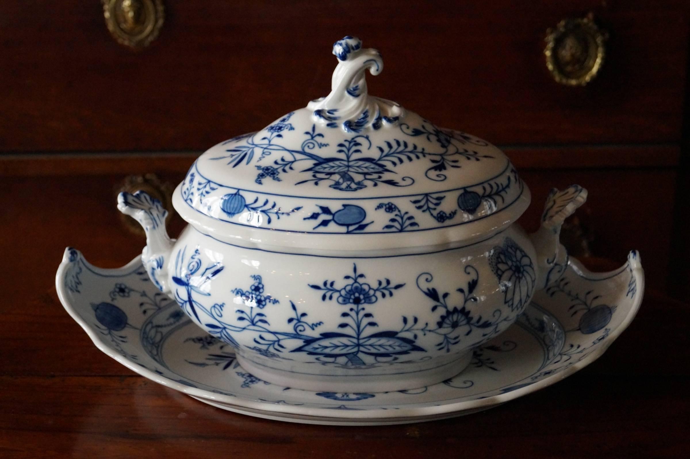 Fabulous hand-painted Meissen tureen with under plate.
Famous blue onion decor.
Germany, 1920s
In perfect condition.

Measures: Tureen 34 cm x 19 cm, height 26 cm
Under plate 42 cm x 31 cm.