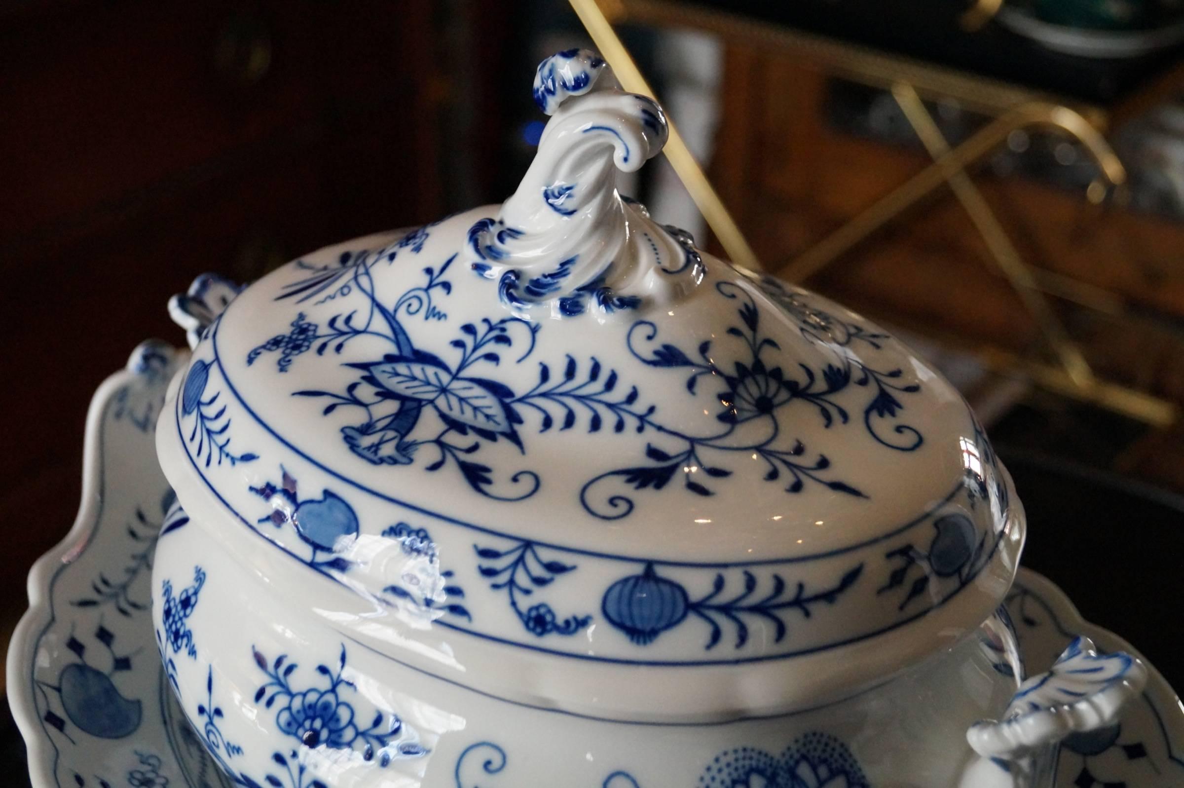 Rare Big Meissen Porcelain Blue Onion Tureen with under Plate, Germany, 1920s In Excellent Condition In Haarlem, Noord-Holland