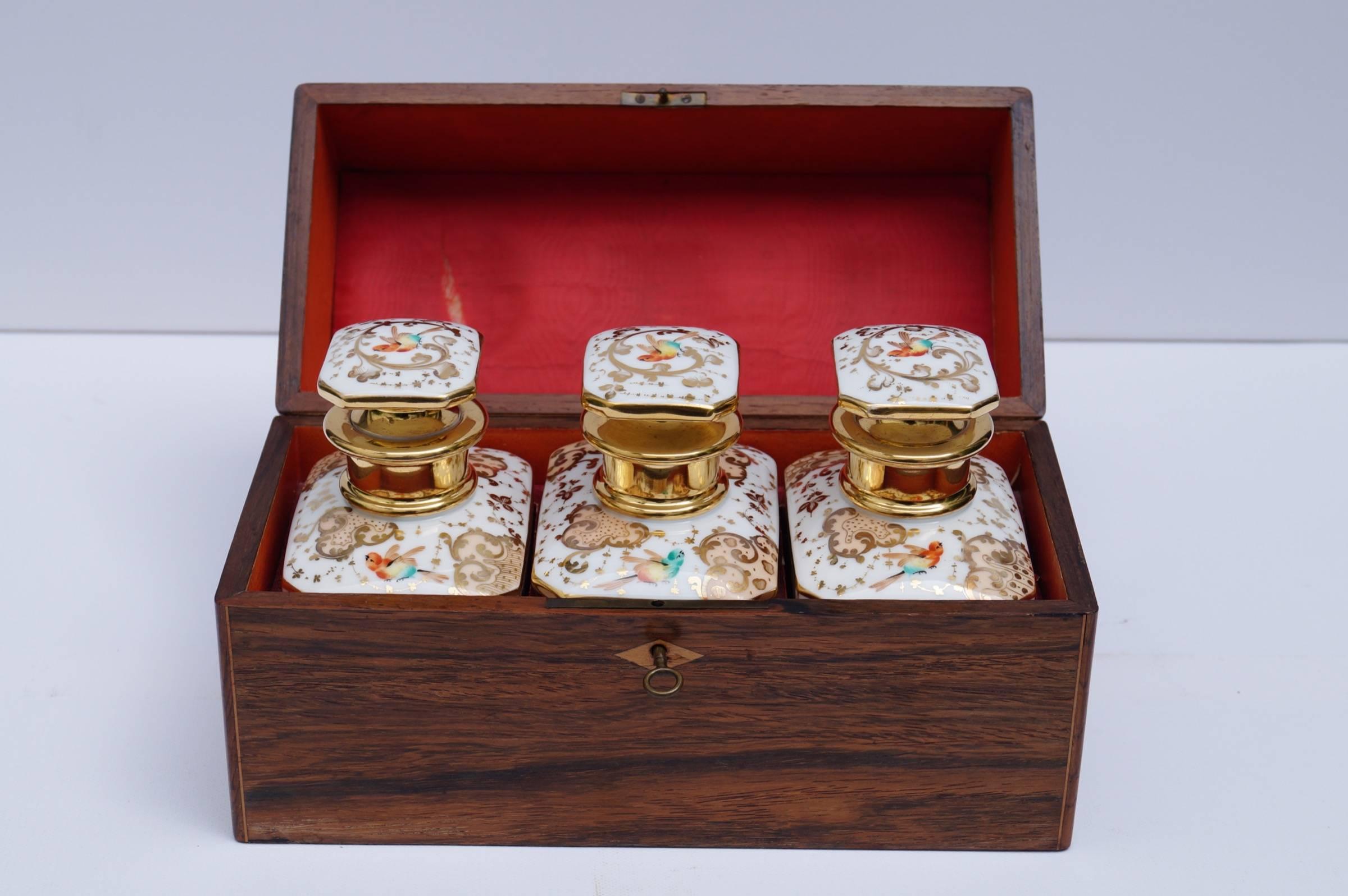 Rare early 19th century Old Paris porcelain hand-painted tea caddy's in wooden box

France, 1800-1840
Comes with a handwritten note from 1838 saying it was a wedding present for a Dutch couple.
Wooden box with three bottles [two with stop and