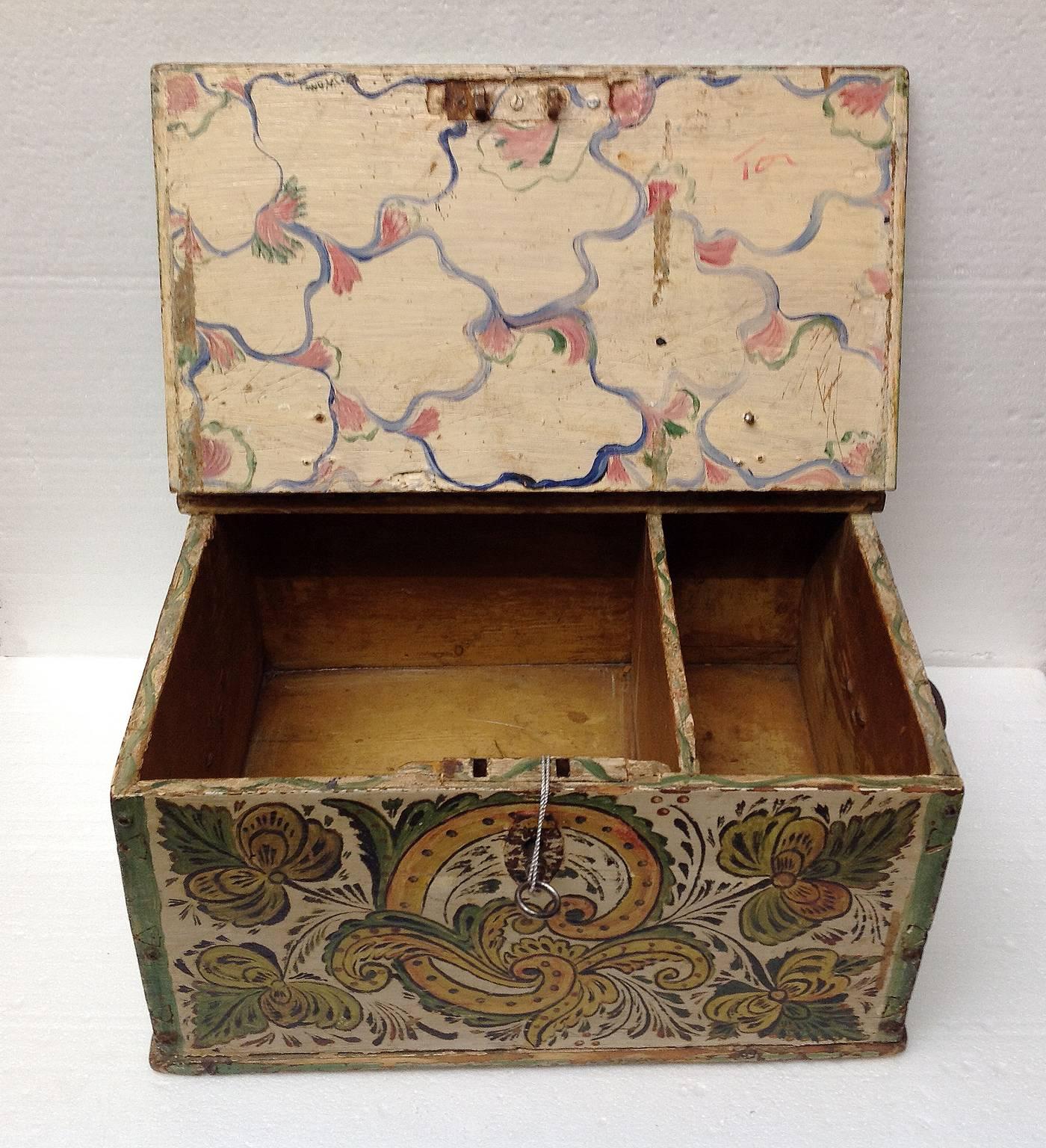 19th Century Norwegian Rose Painted Casket In Excellent Condition For Sale In Oslo, NO